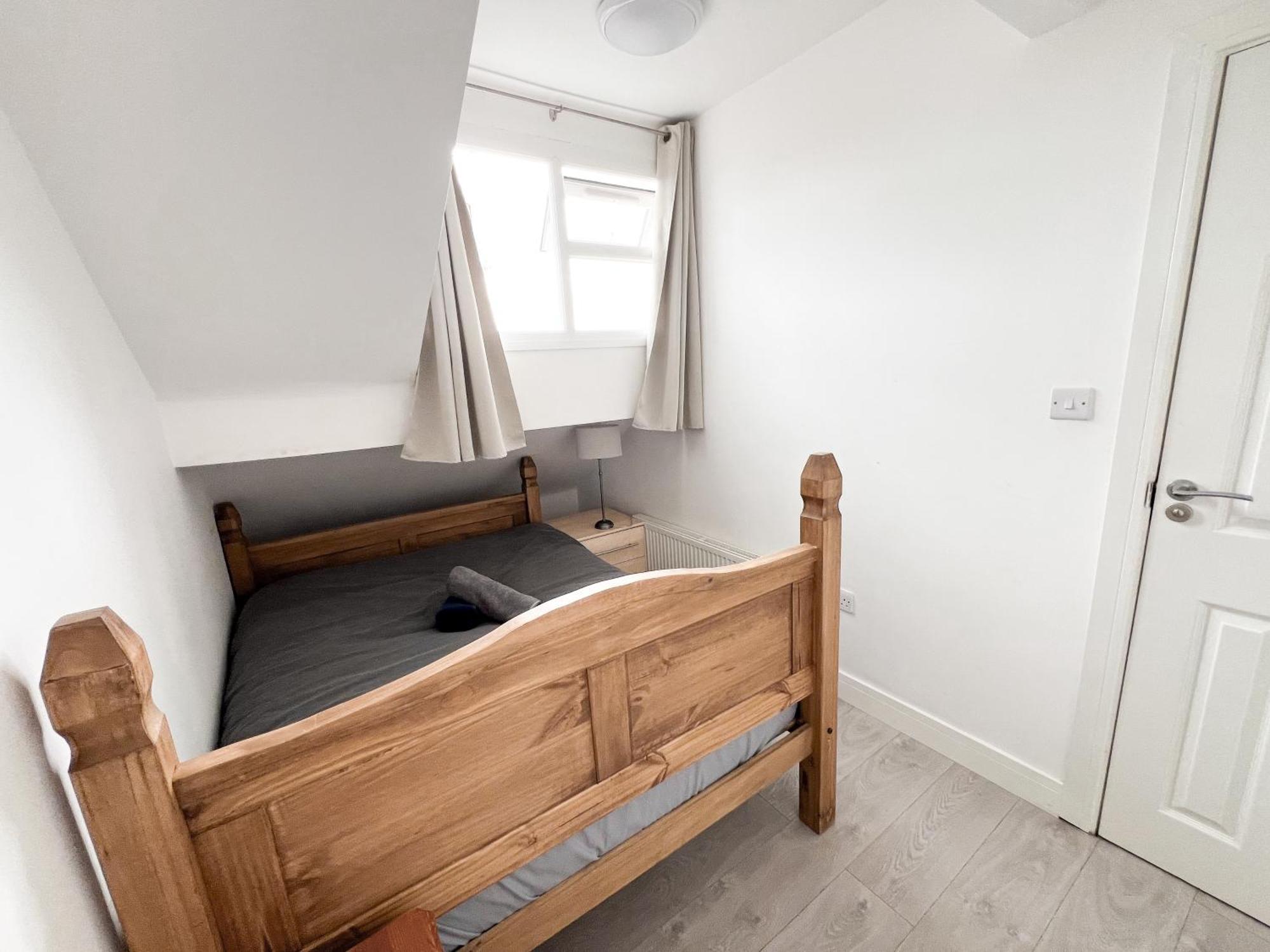 Modern 4 Bed En-suite House In - Free Parking Apartment *