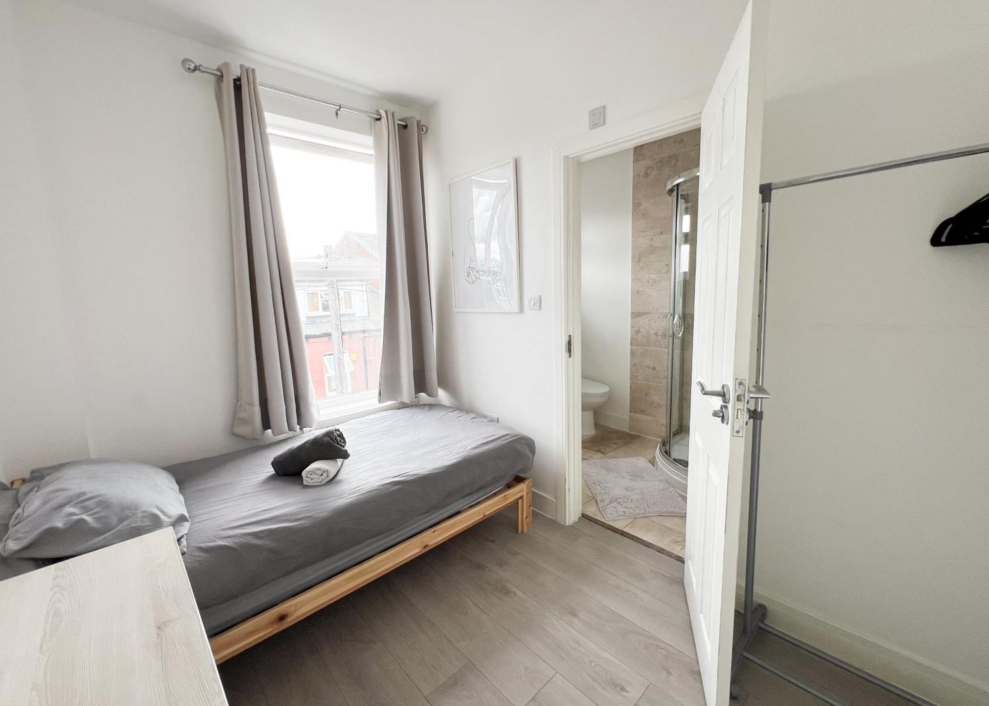 Modern 4 Bed En-suite House In - Free Parking * Leeds (West Yorkshire)