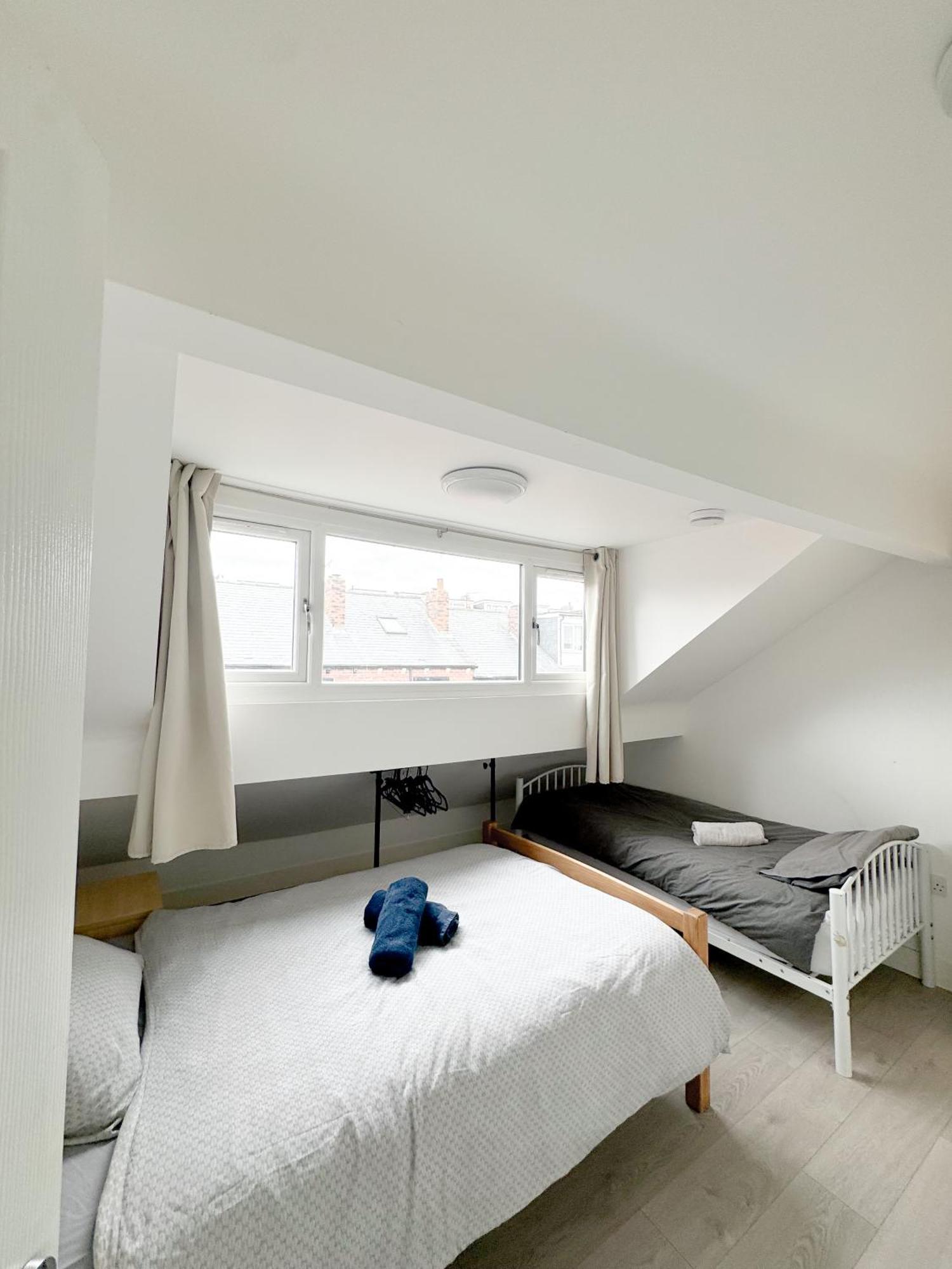 Apartment Modern 4 Bed En-suite House In - Free Parking *