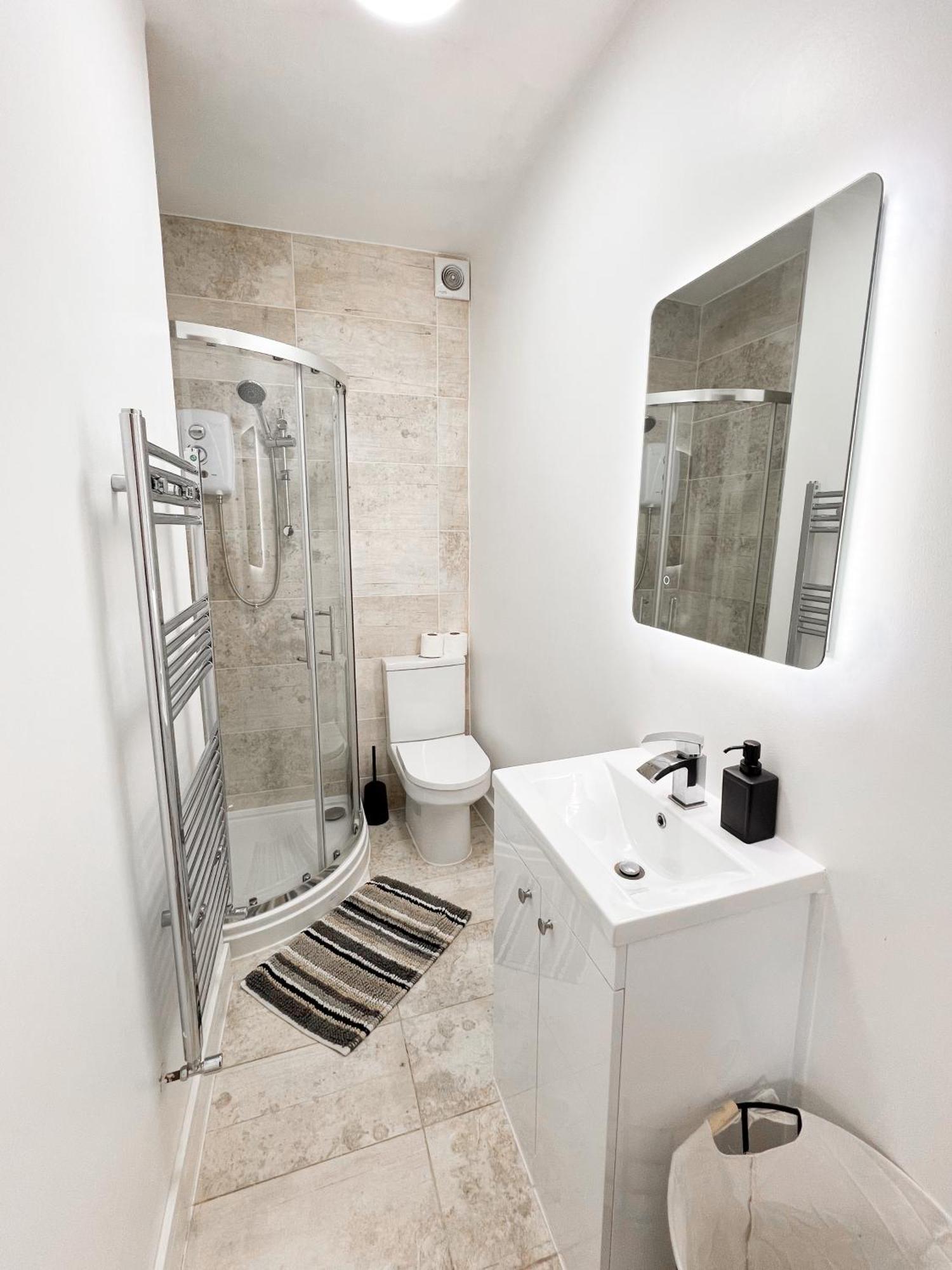 Modern 4 Bed En-suite House In - Free Parking Apartment
