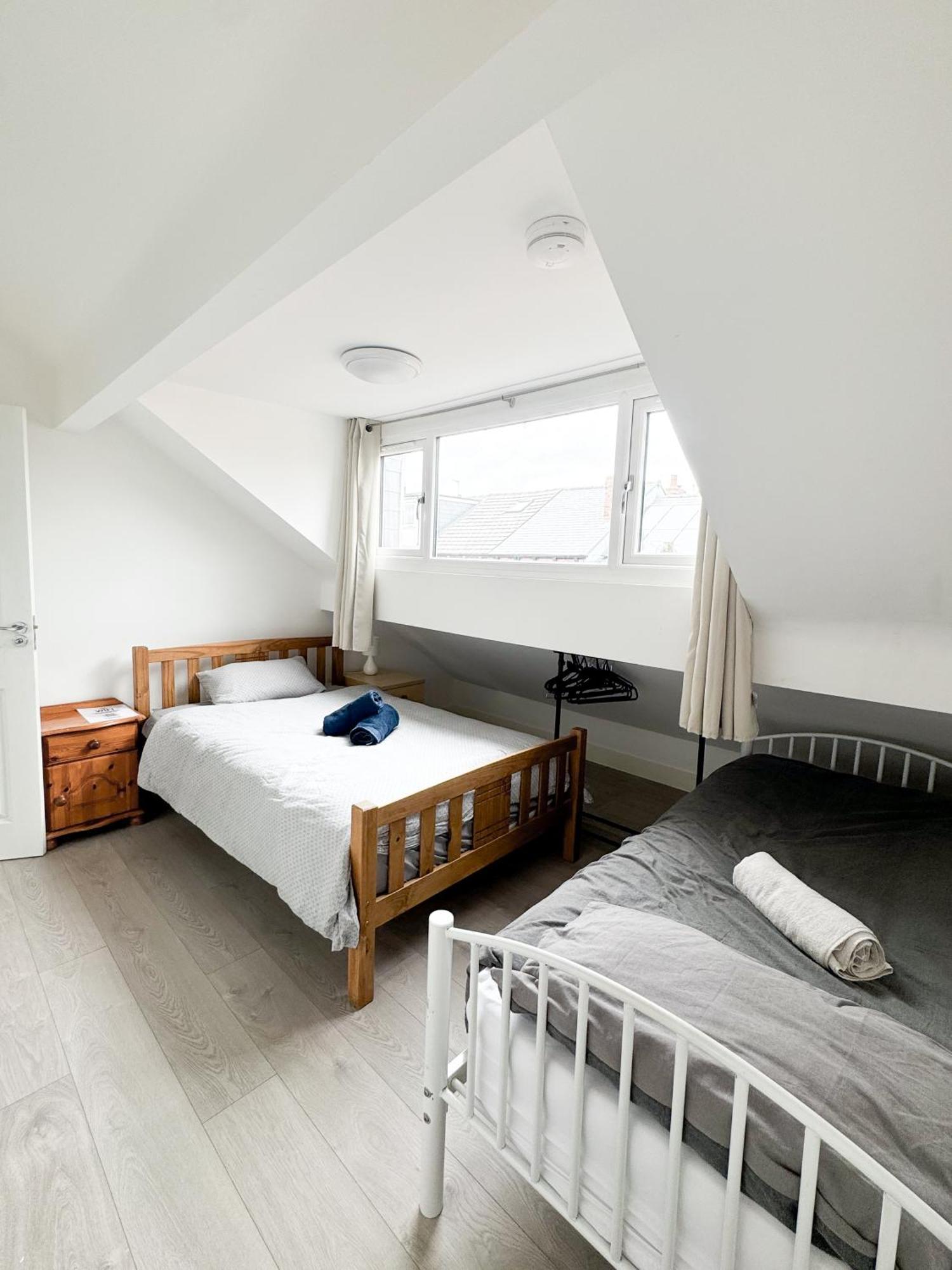 Modern 4 Bed En-suite House In - Free Parking Apartment *