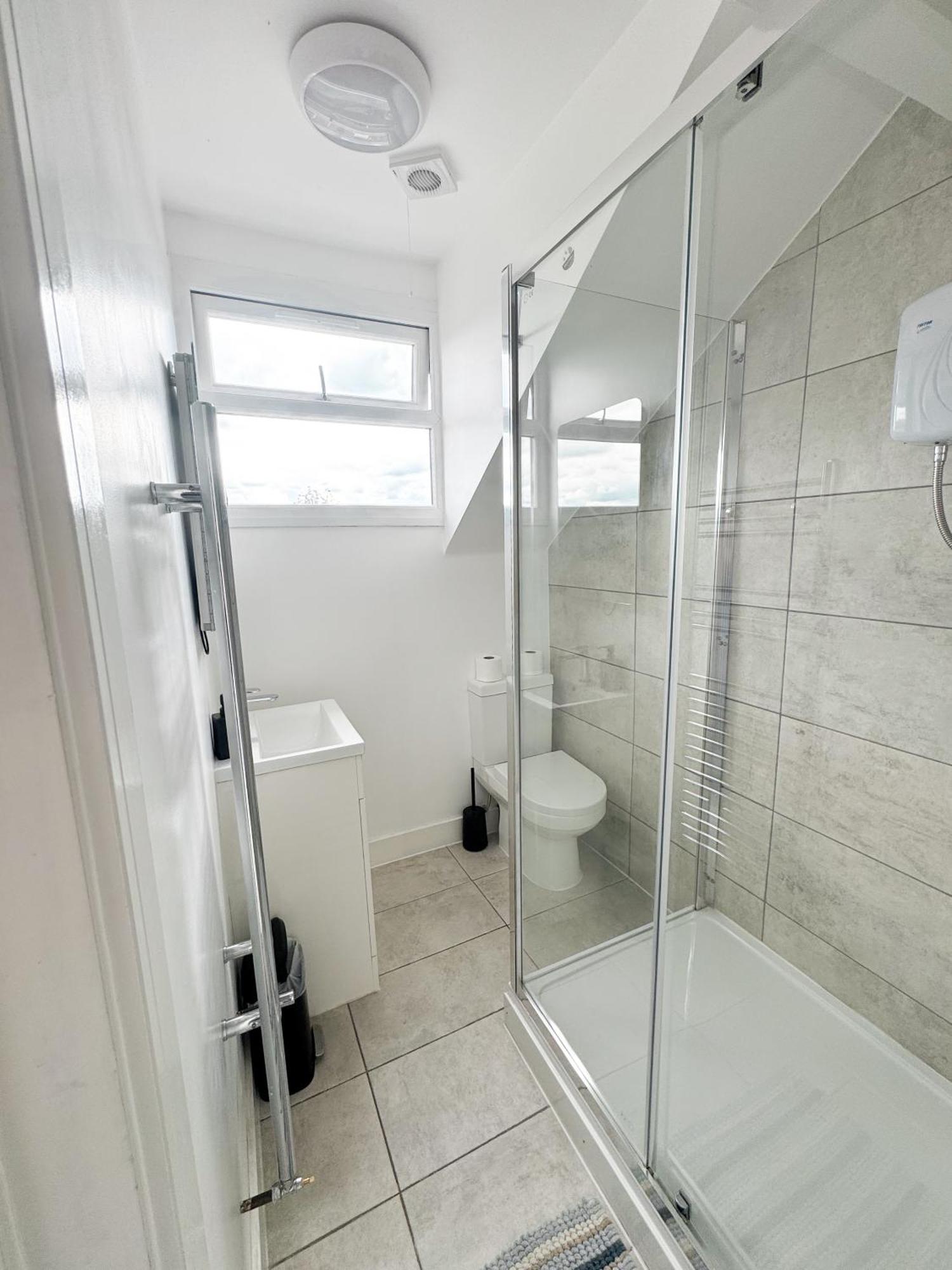 Apartment Modern 4 Bed En-suite House In - Free Parking *