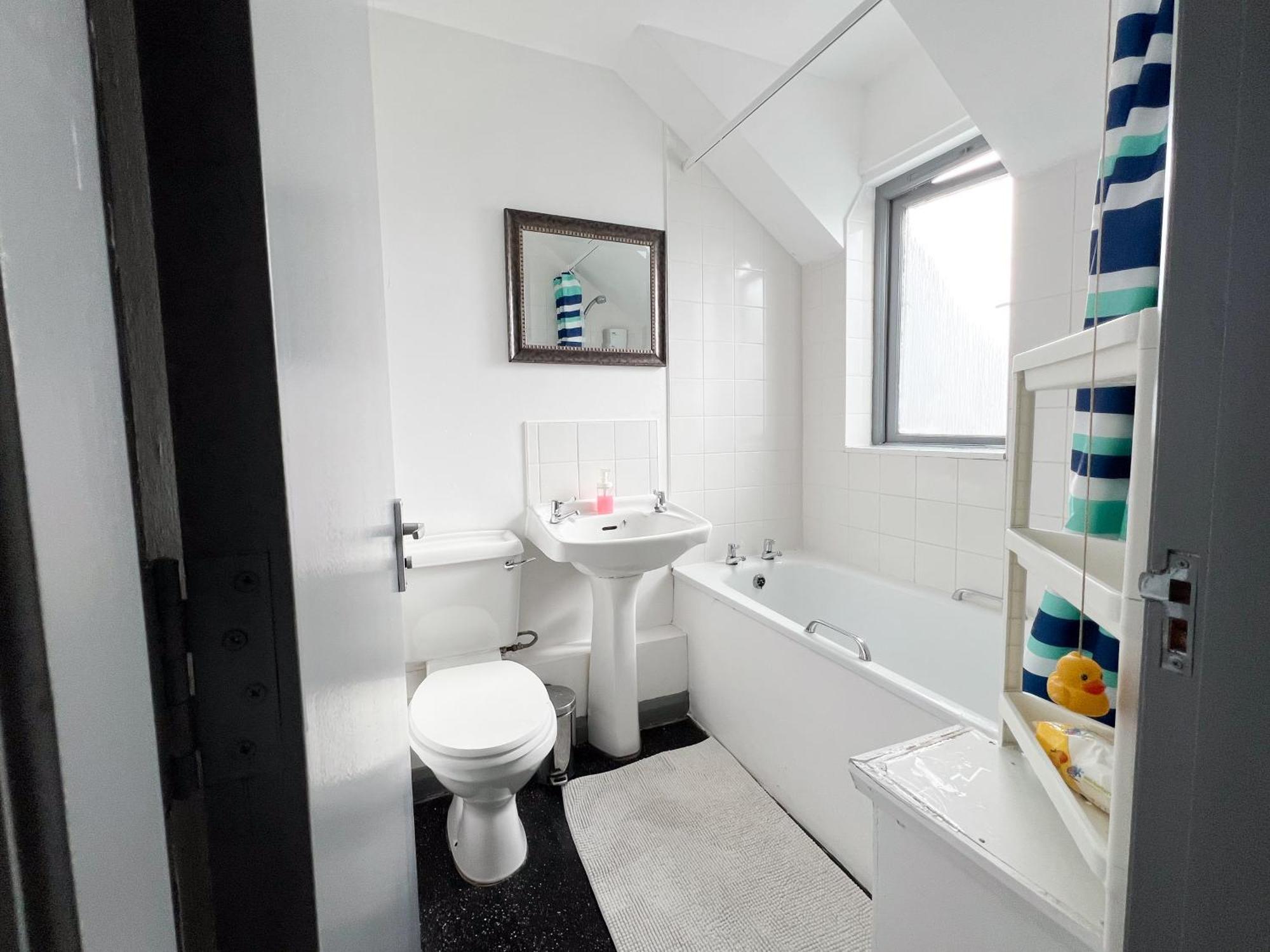 Well-equipped 4 Bedroom House Close To Centre * Leeds (West Yorkshire)