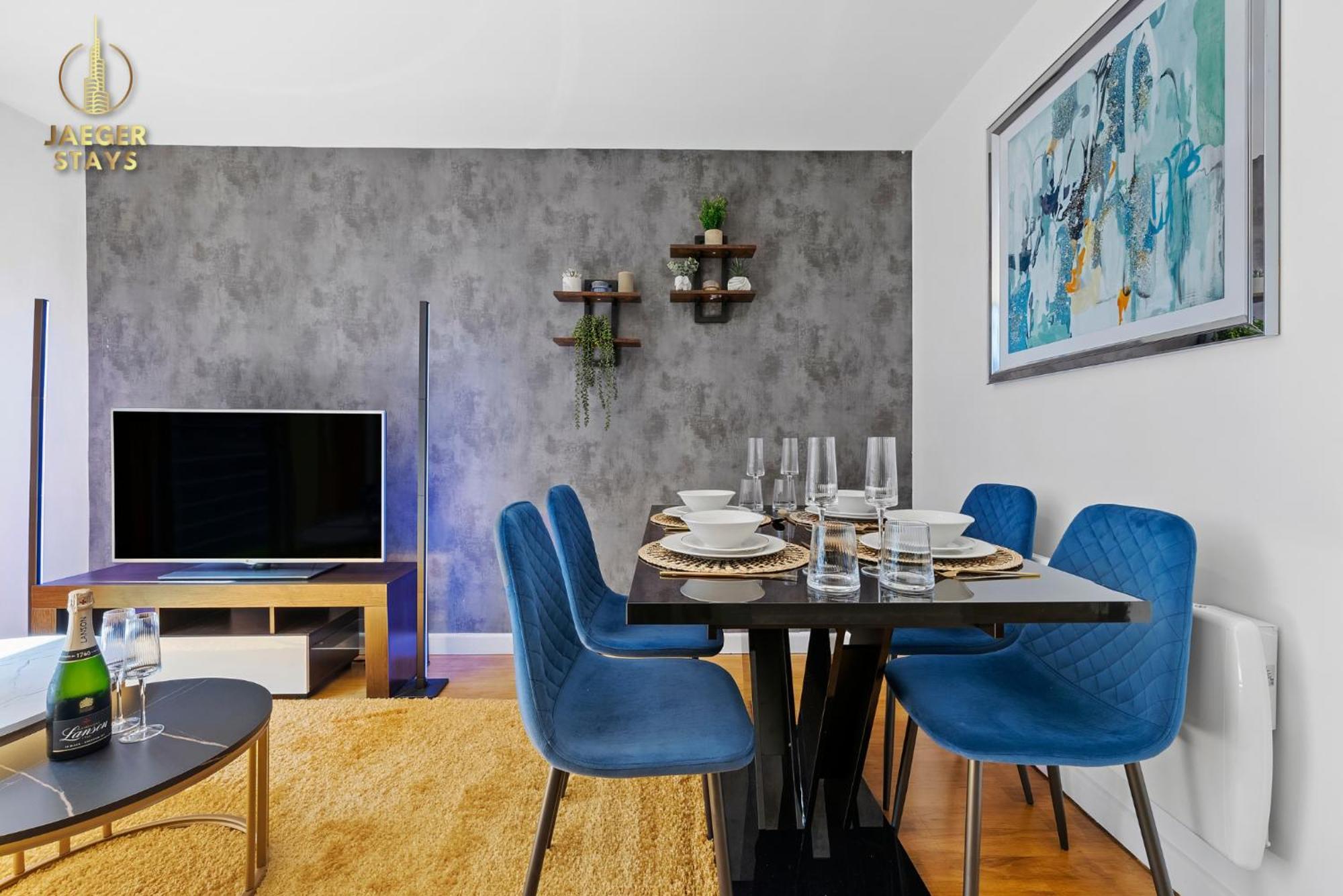 2 Bedroom Greek Street Apartment - Sleeps 6 Apartment