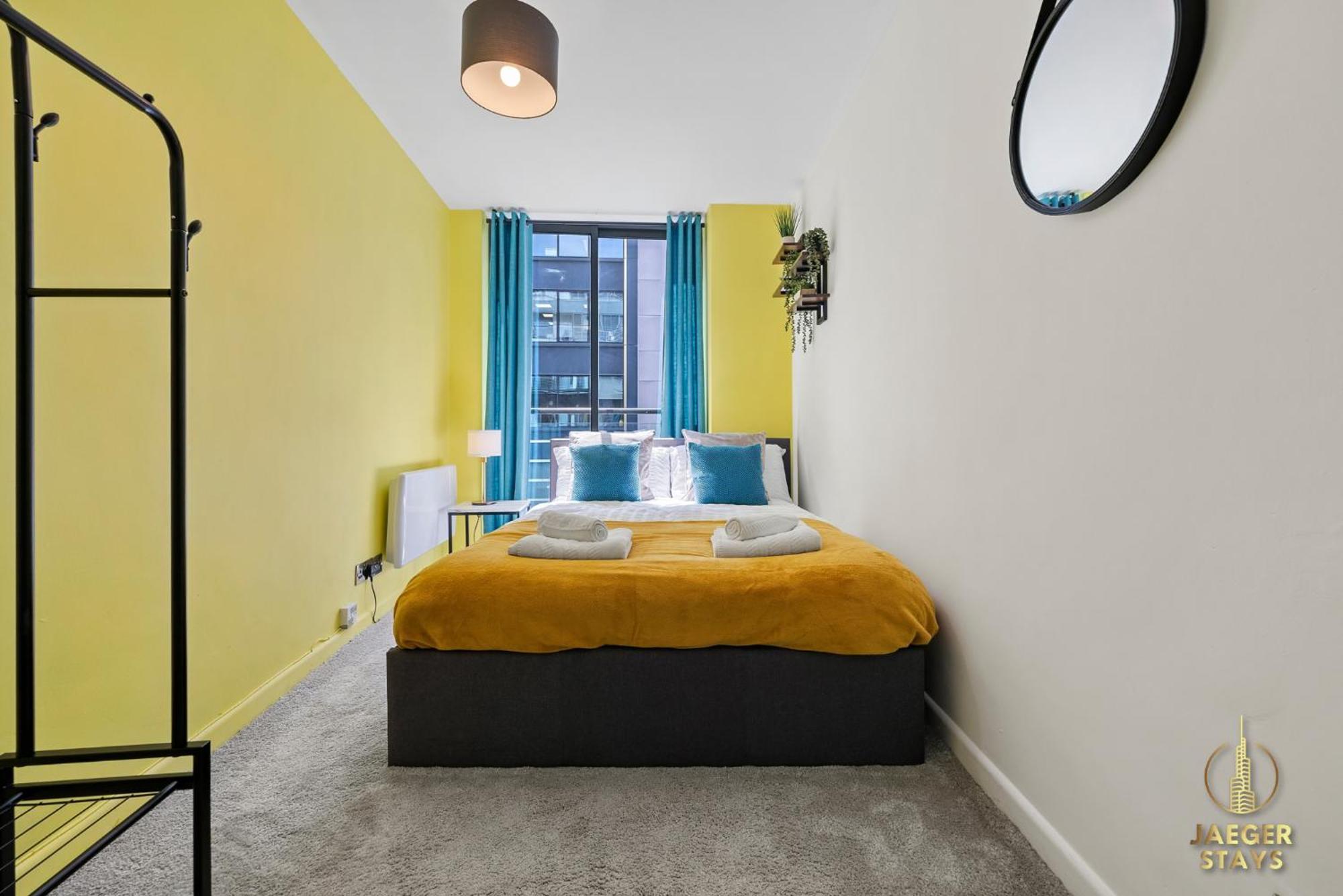 2 Bedroom Greek Street Apartment - Sleeps 6 Apartment *