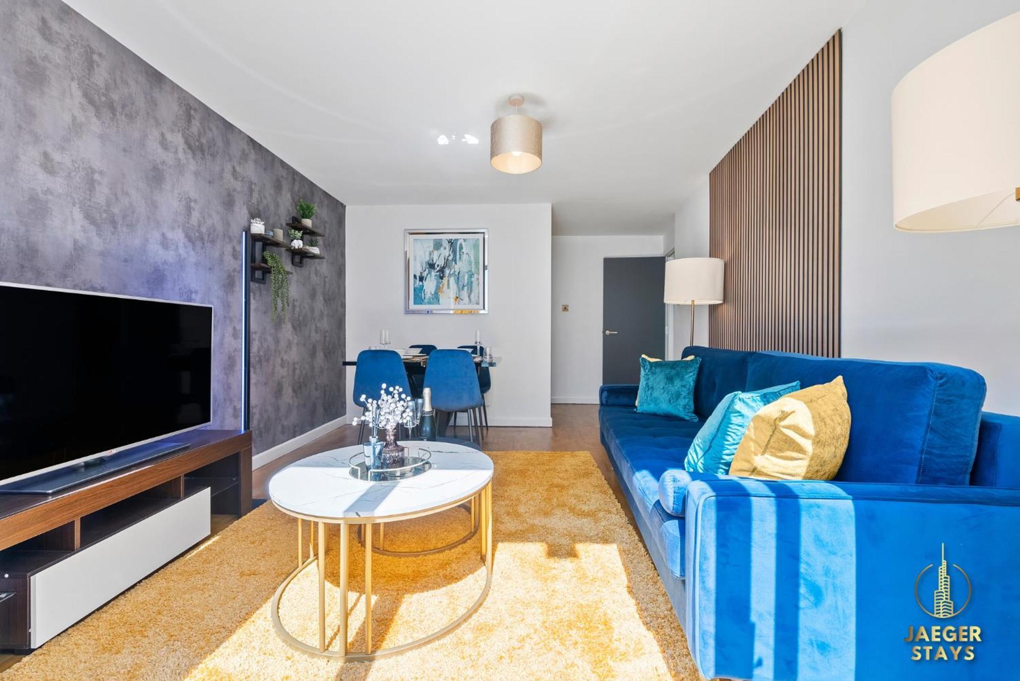 2 Bedroom Greek Street Apartment - Sleeps 6