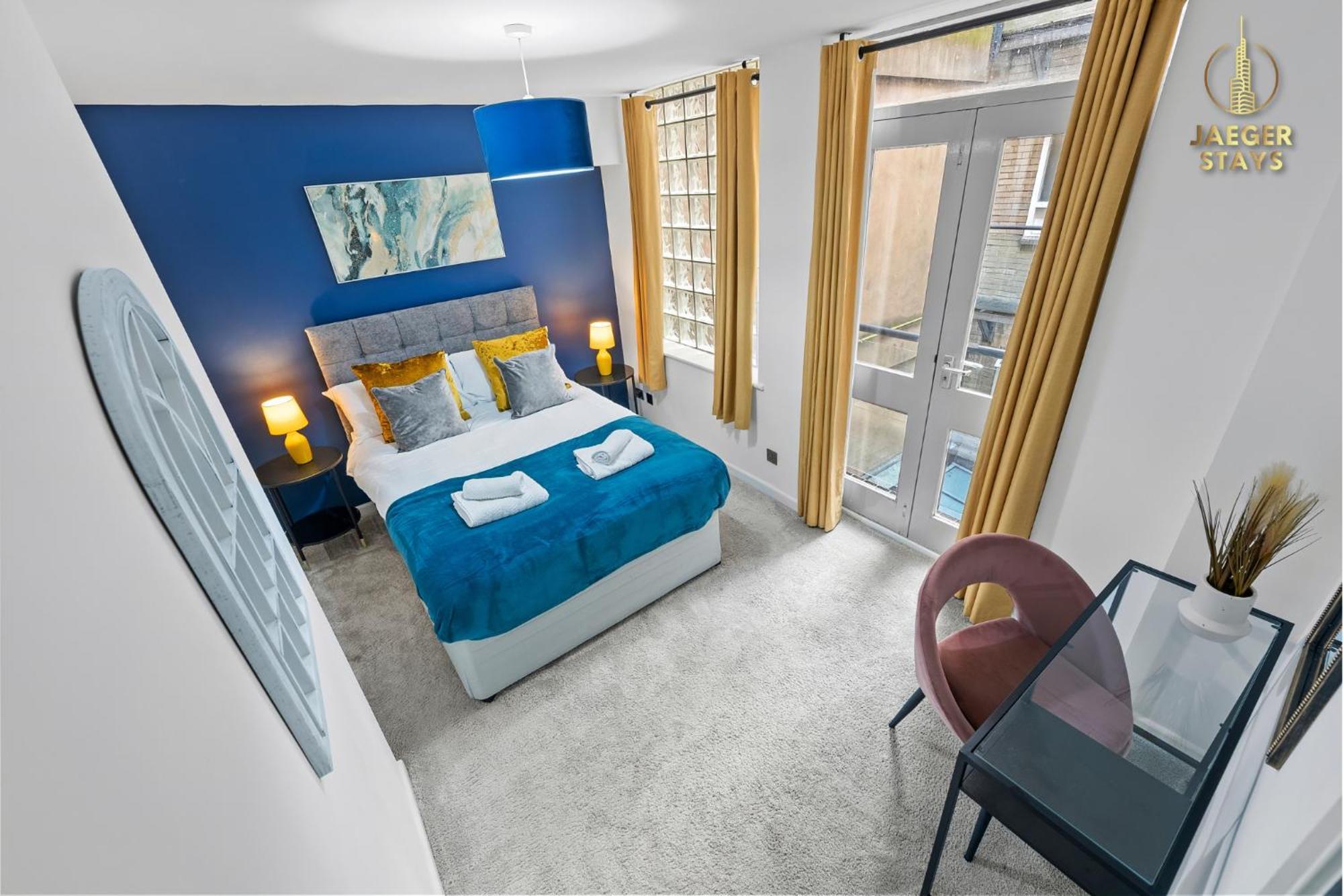 2 Bedroom Greek Street Apartment - Sleeps 6 Apartment *