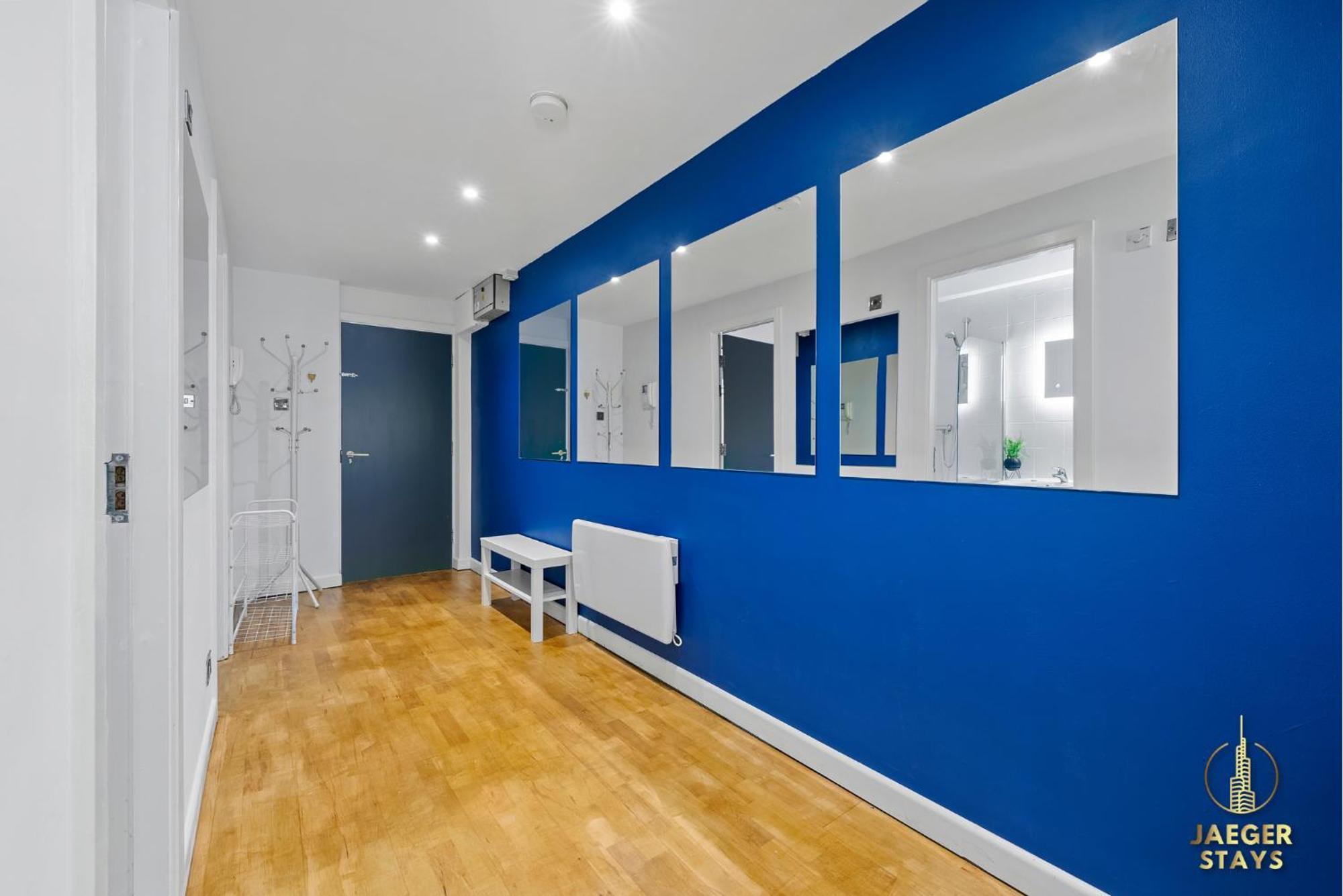 2 Bedroom Greek Street Apartment - Sleeps 6