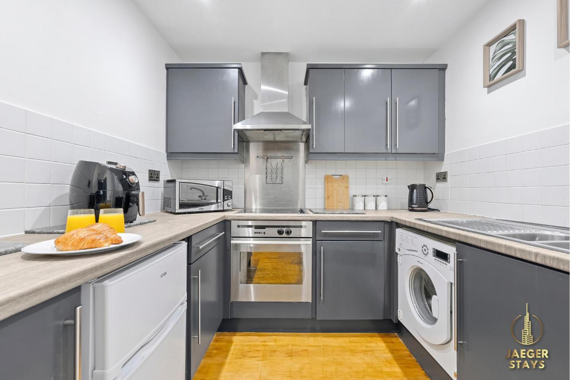 2 Bedroom Greek Street Apartment - Sleeps 6 Apartment