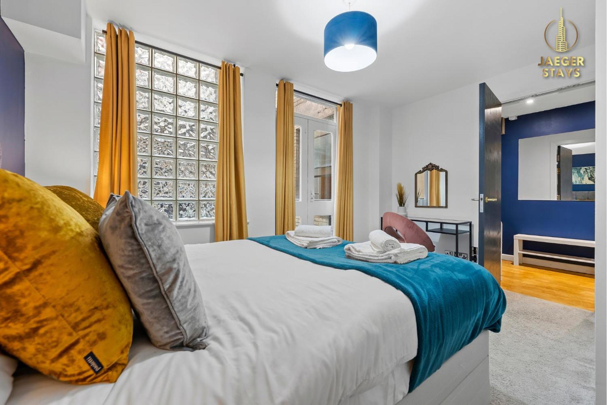 2 Bedroom Greek Street Apartment - Sleeps 6 *