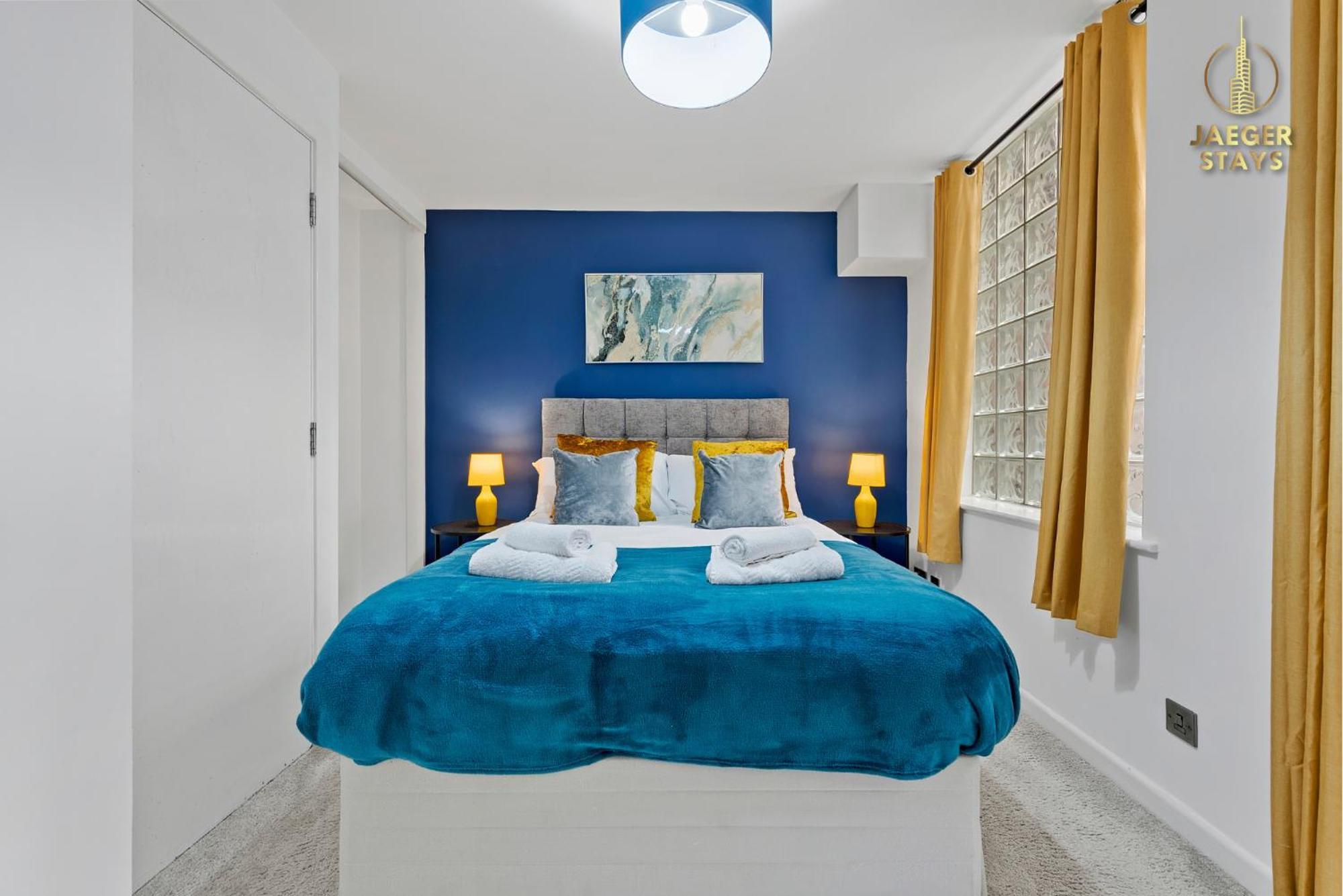 Apartment 2 Bedroom Greek Street Apartment - Sleeps 6