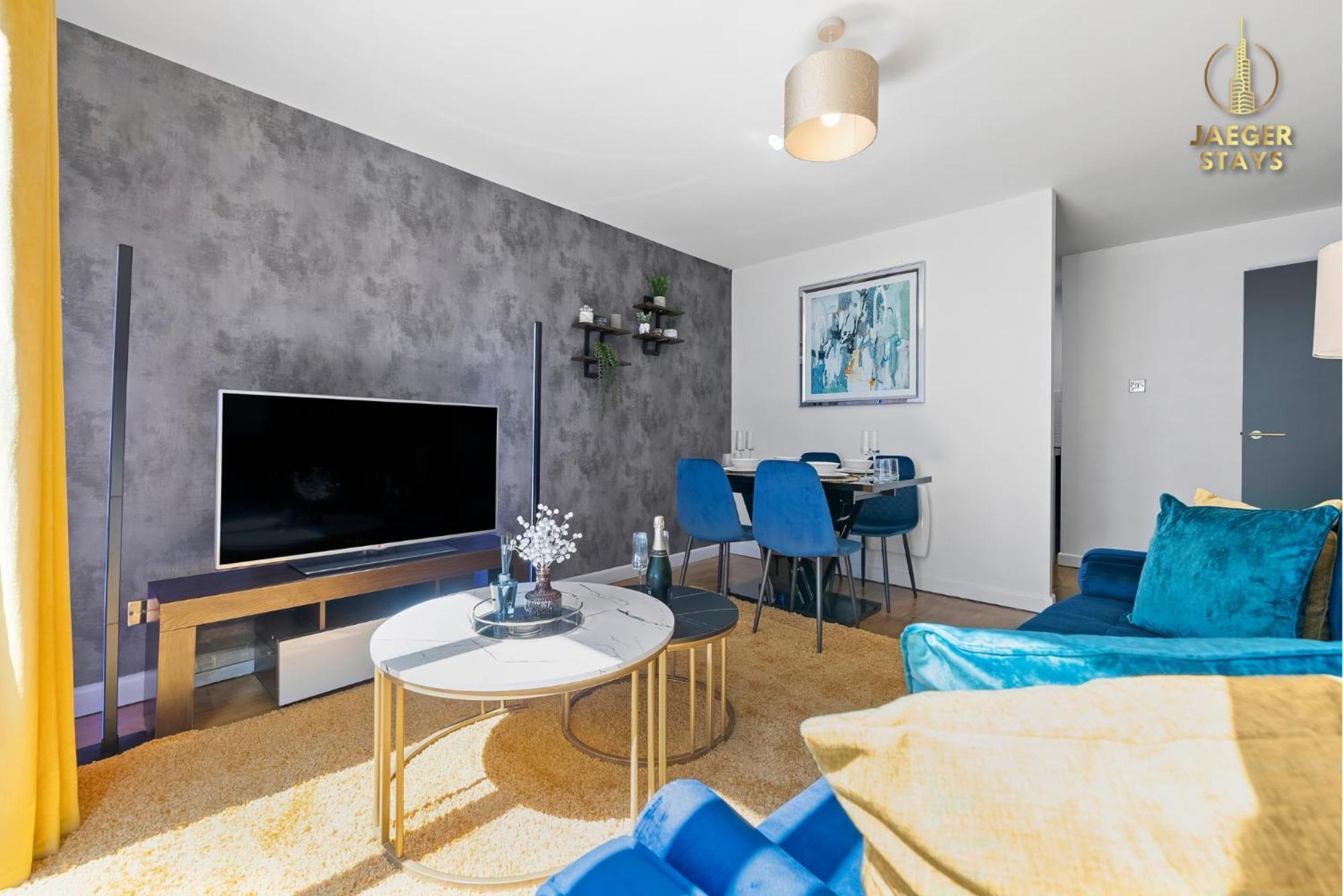 2 Bedroom Greek Street Apartment - Sleeps 6 *