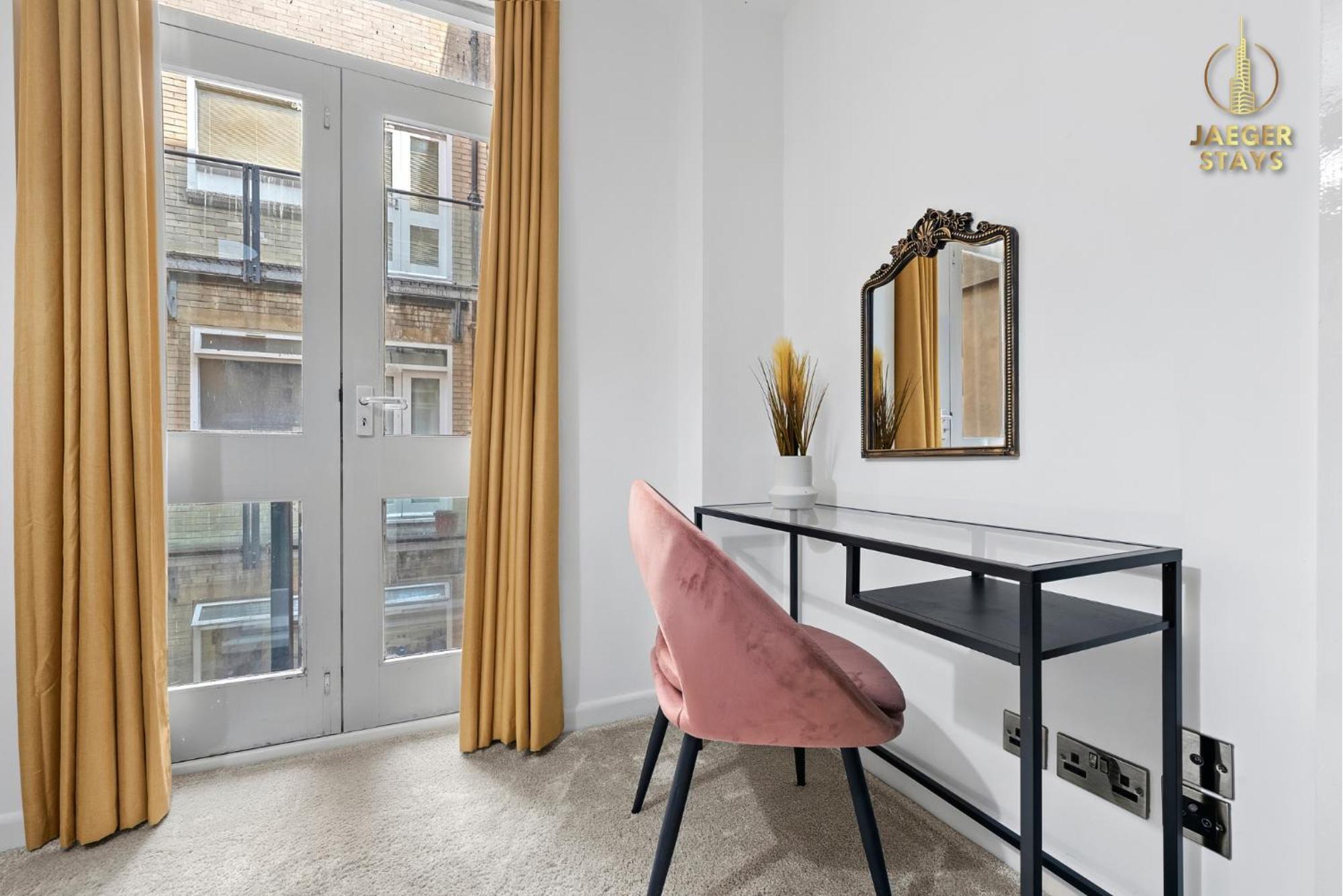 2 Bedroom Greek Street Apartment - Sleeps 6 Apartment