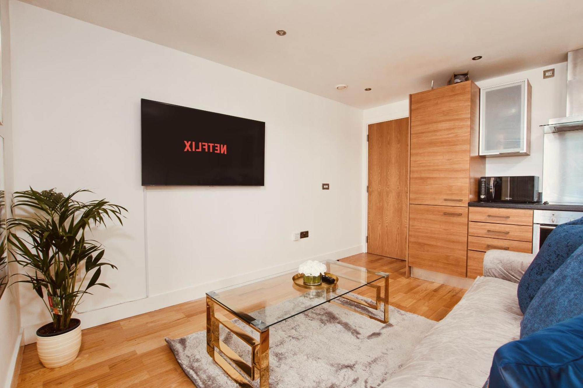 Apartment King Deluxe Large Balcony& Free Parking!