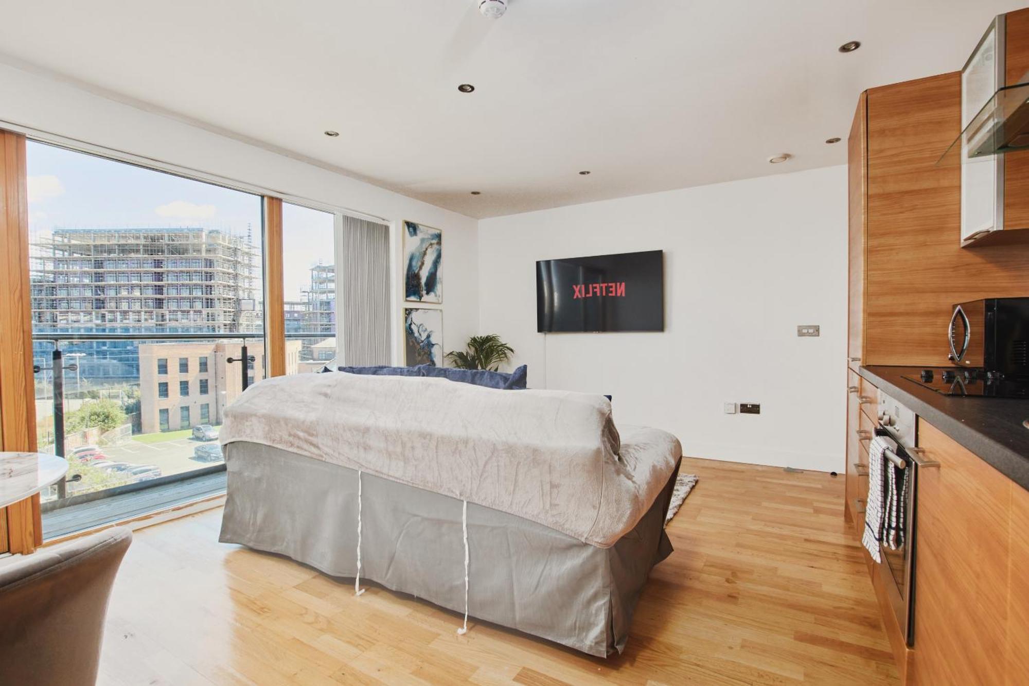 King Deluxe Large Balcony& Free Parking!
