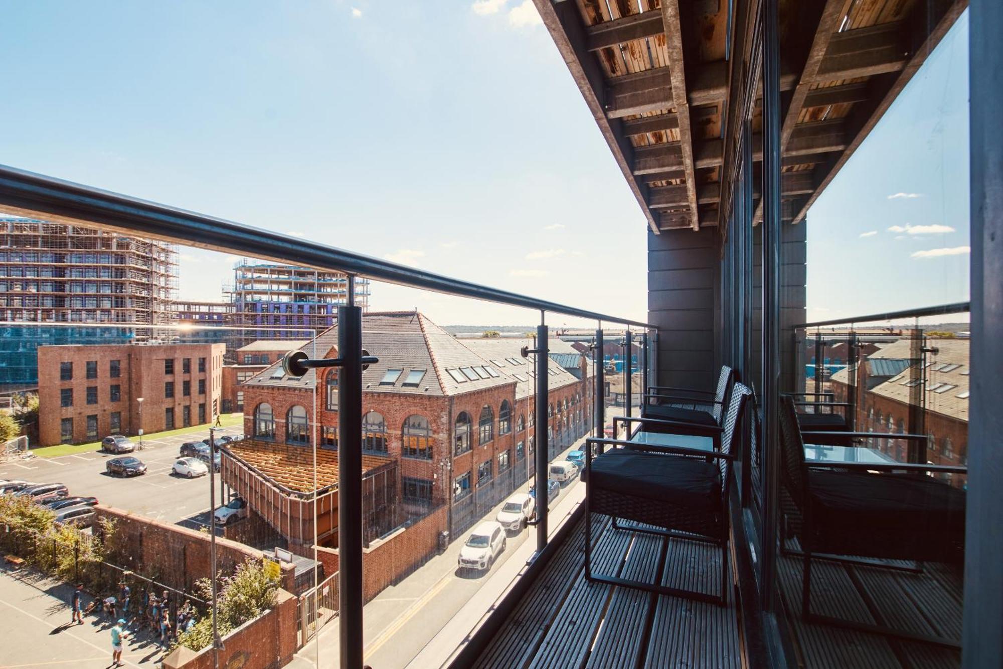 King Deluxe Large Balcony& Free Parking! Apartment
