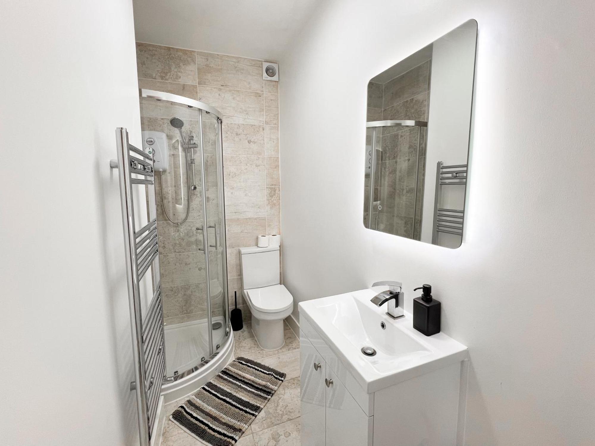 Modern 4 Bed En-suite House In - Free Parking * Leeds (West Yorkshire)