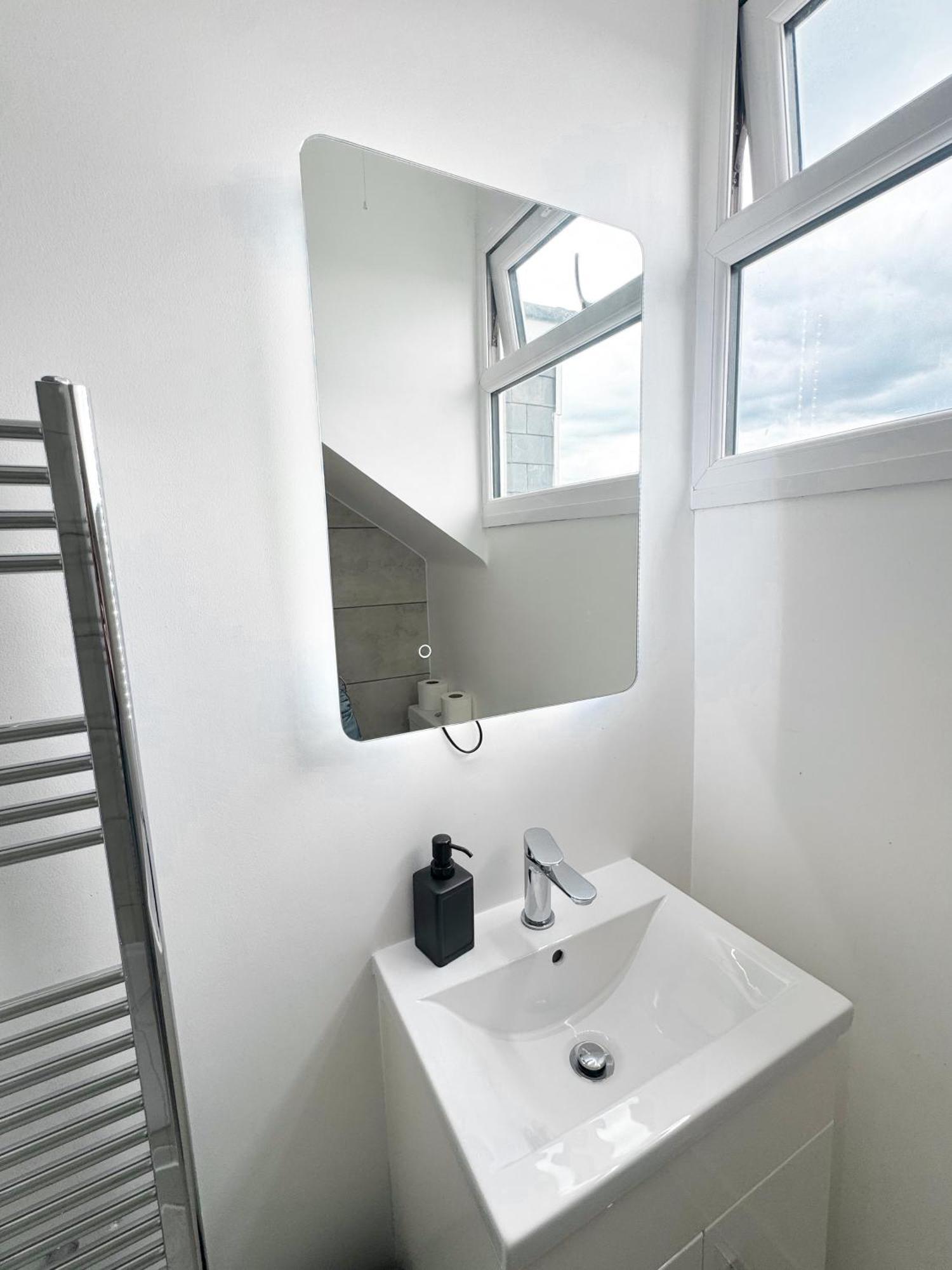 Modern 4 Bed En-suite House In - Free Parking Apartment *
