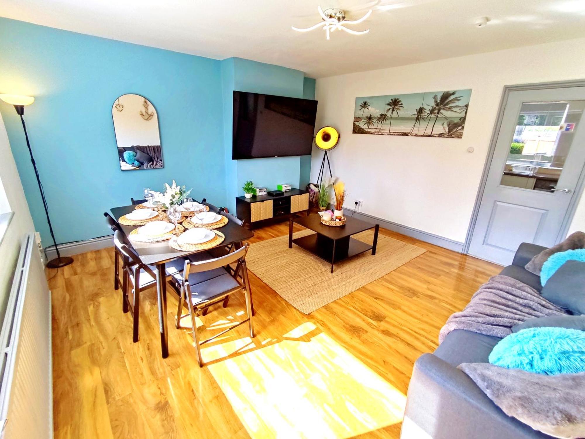 Comfortable 3 Bedrooms Leeds Beach House - Ideal For Family And Contractors With Free Parking For 2 Cars - Free Wifi - Projector - Smart Light *