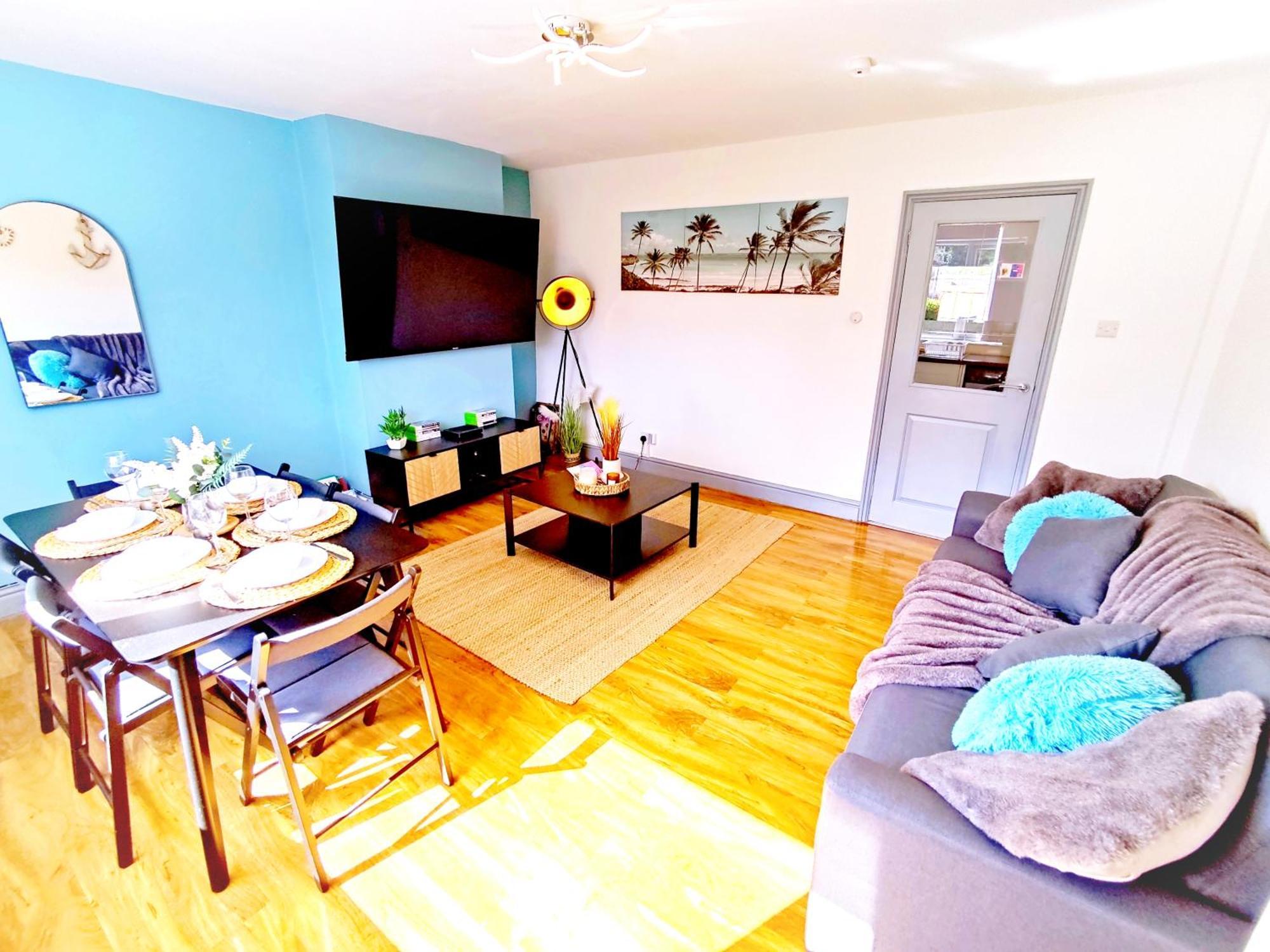 Comfortable 3 Bedrooms Leeds Beach House - Ideal For Family And Contractors With Free Parking For 2 Cars - Free Wifi - Projector - Smart Light Leeds (West Yorkshire)
