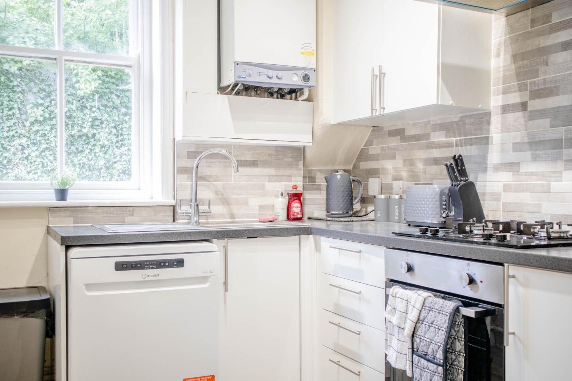 Apartment 3 Bedroom House - Free Parking-hospital-contractors-families