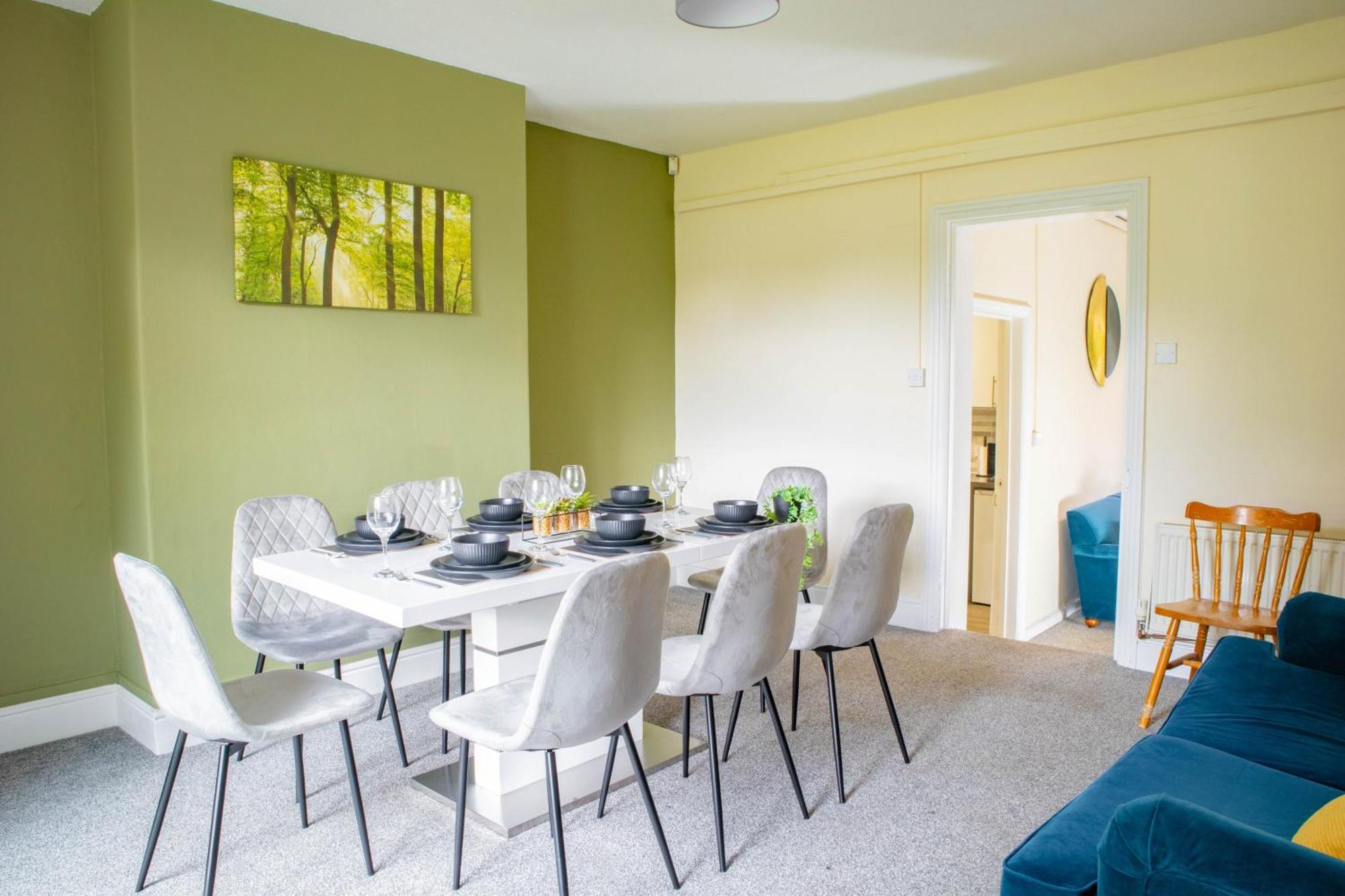 3 Bedroom House - Free Parking-hospital-contractors-families * Leeds (West Yorkshire)