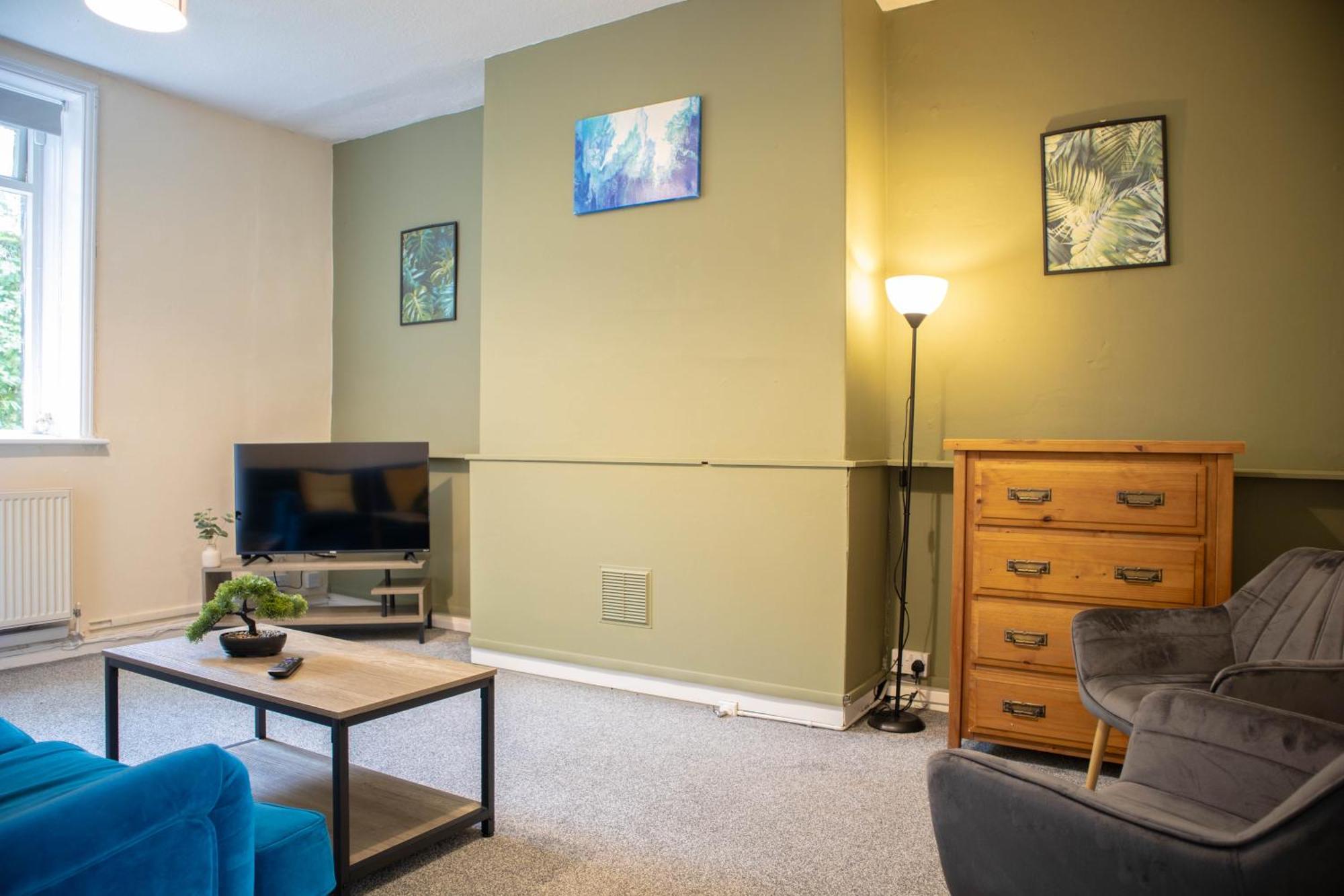 3 Bedroom House - Free Parking-hospital-contractors-families Apartment