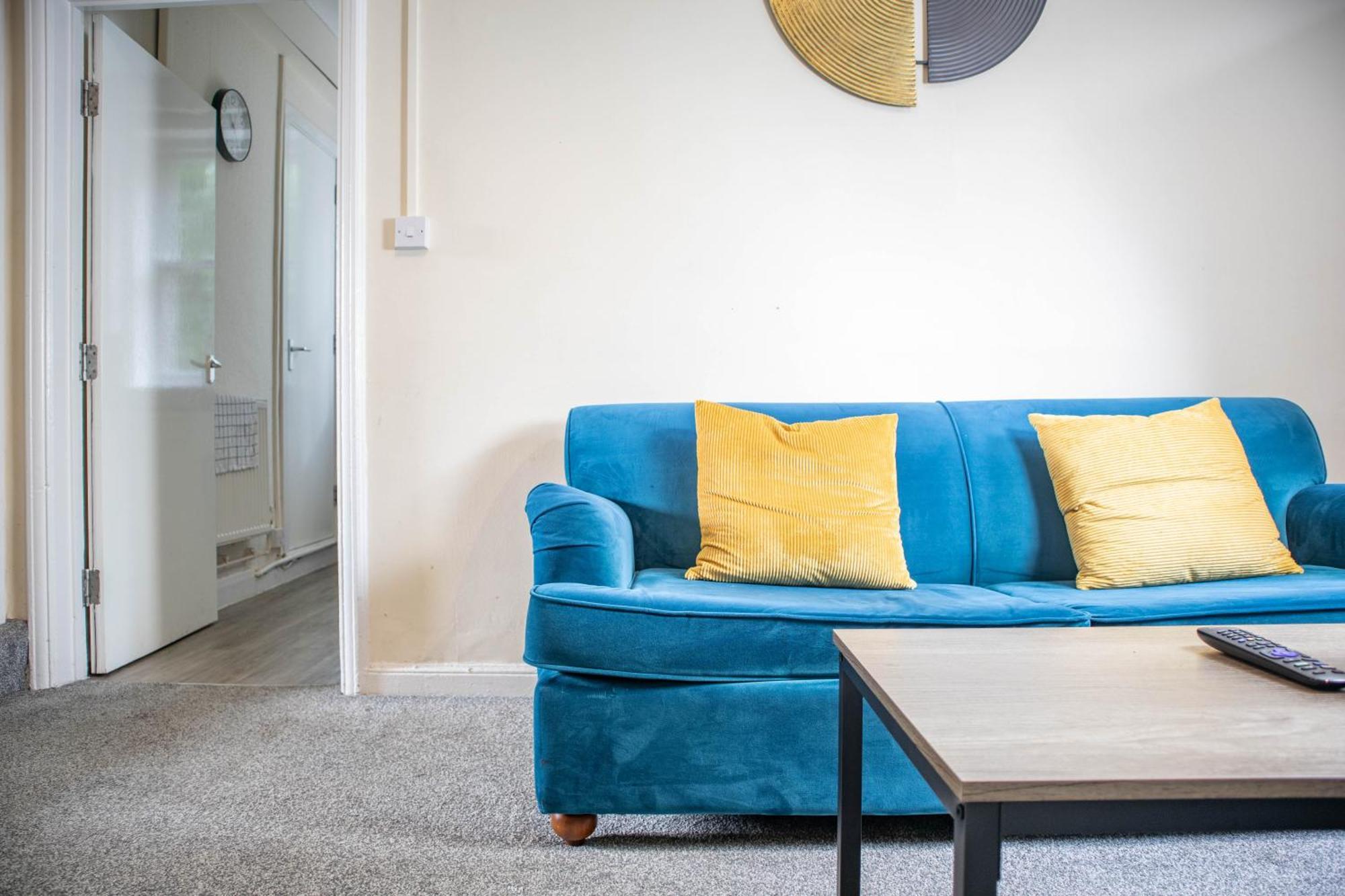 Apartment 3 Bedroom House - Free Parking-hospital-contractors-families
