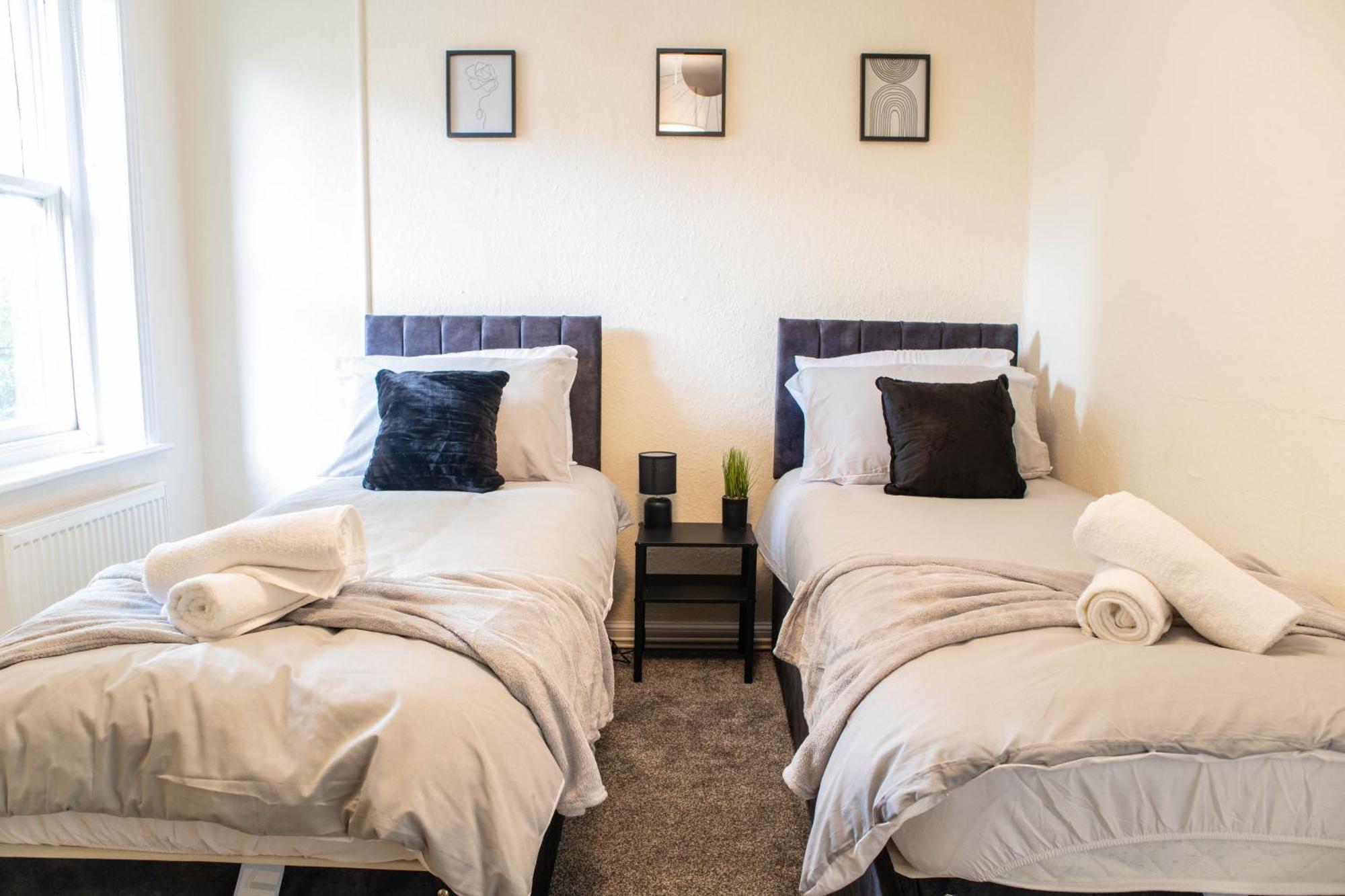 3 Bedroom House - Free Parking-hospital-contractors-families Apartment *