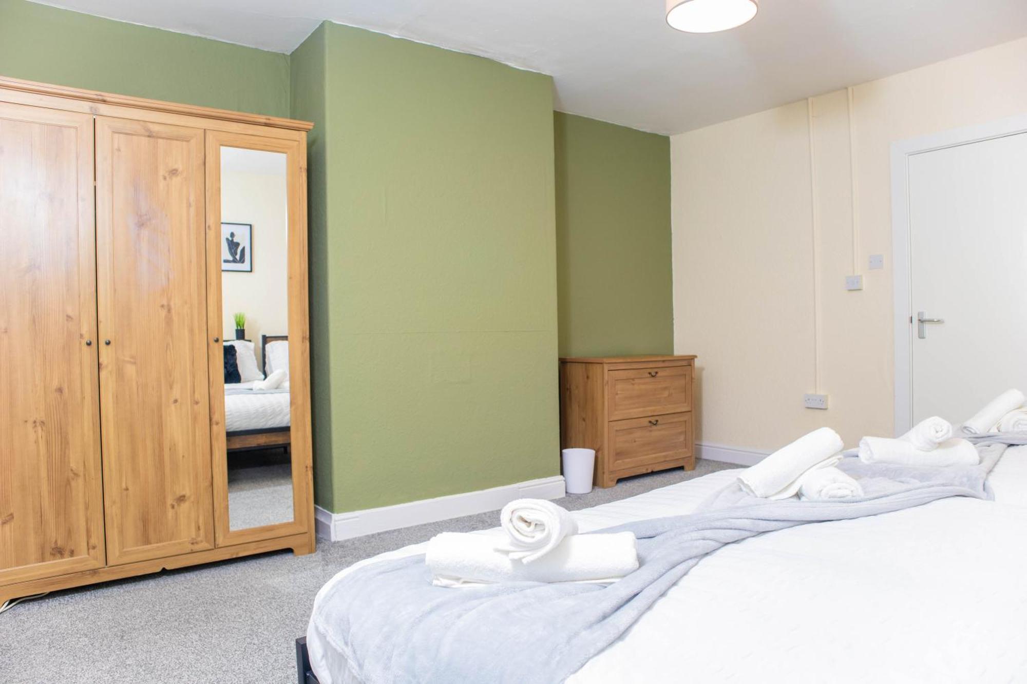 Apartment 3 Bedroom House - Free Parking-hospital-contractors-families *