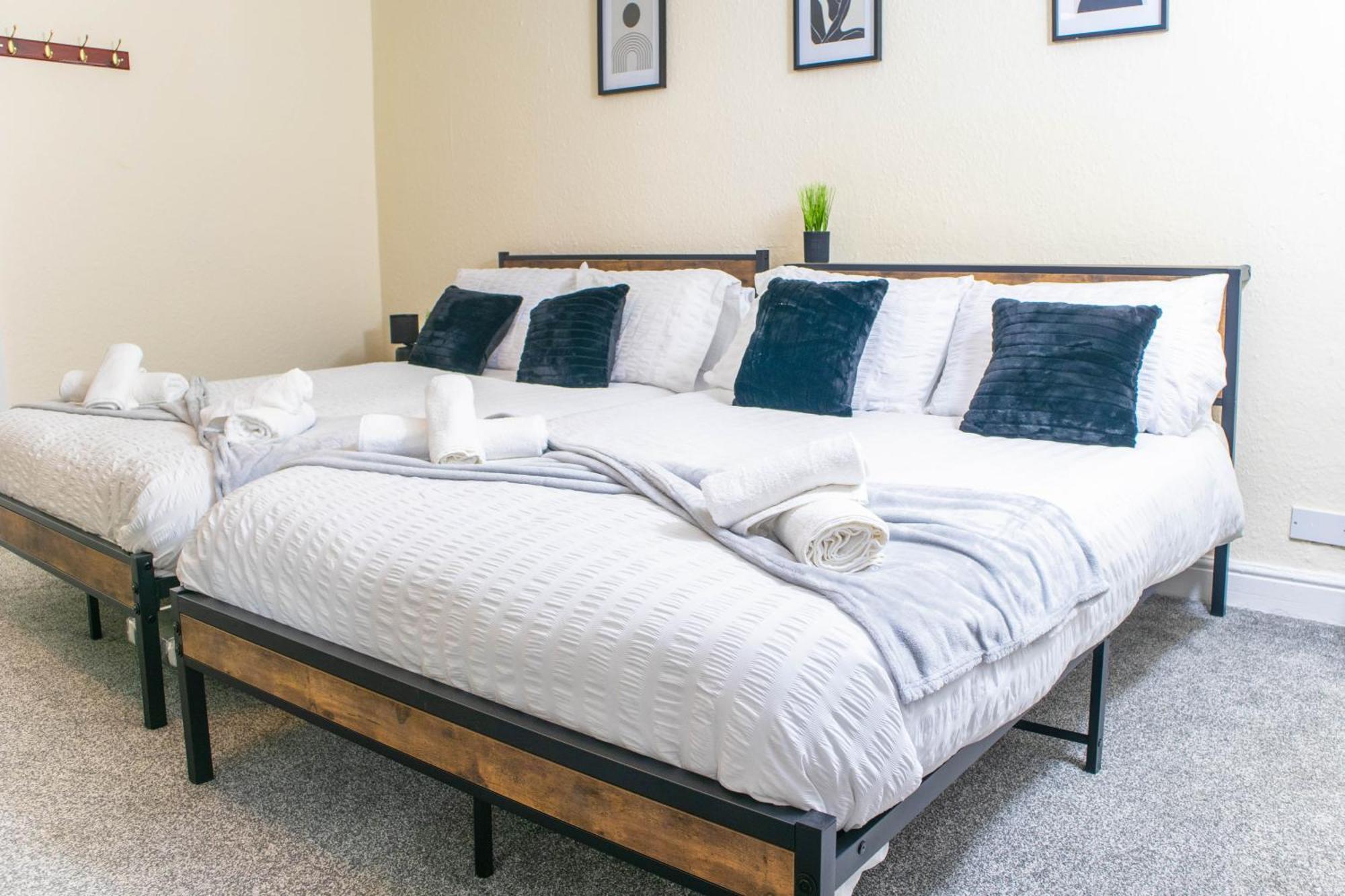 3 Bedroom House - Free Parking-hospital-contractors-families Apartment Leeds (West Yorkshire)