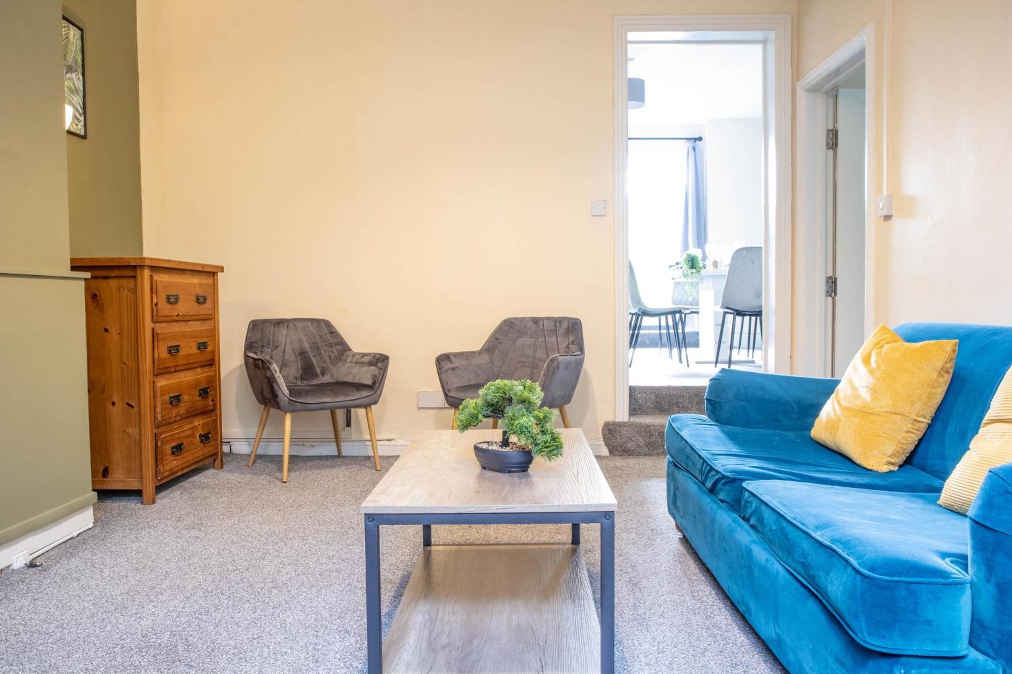 3 Bedroom House - Free Parking-hospital-contractors-families Leeds (West Yorkshire)