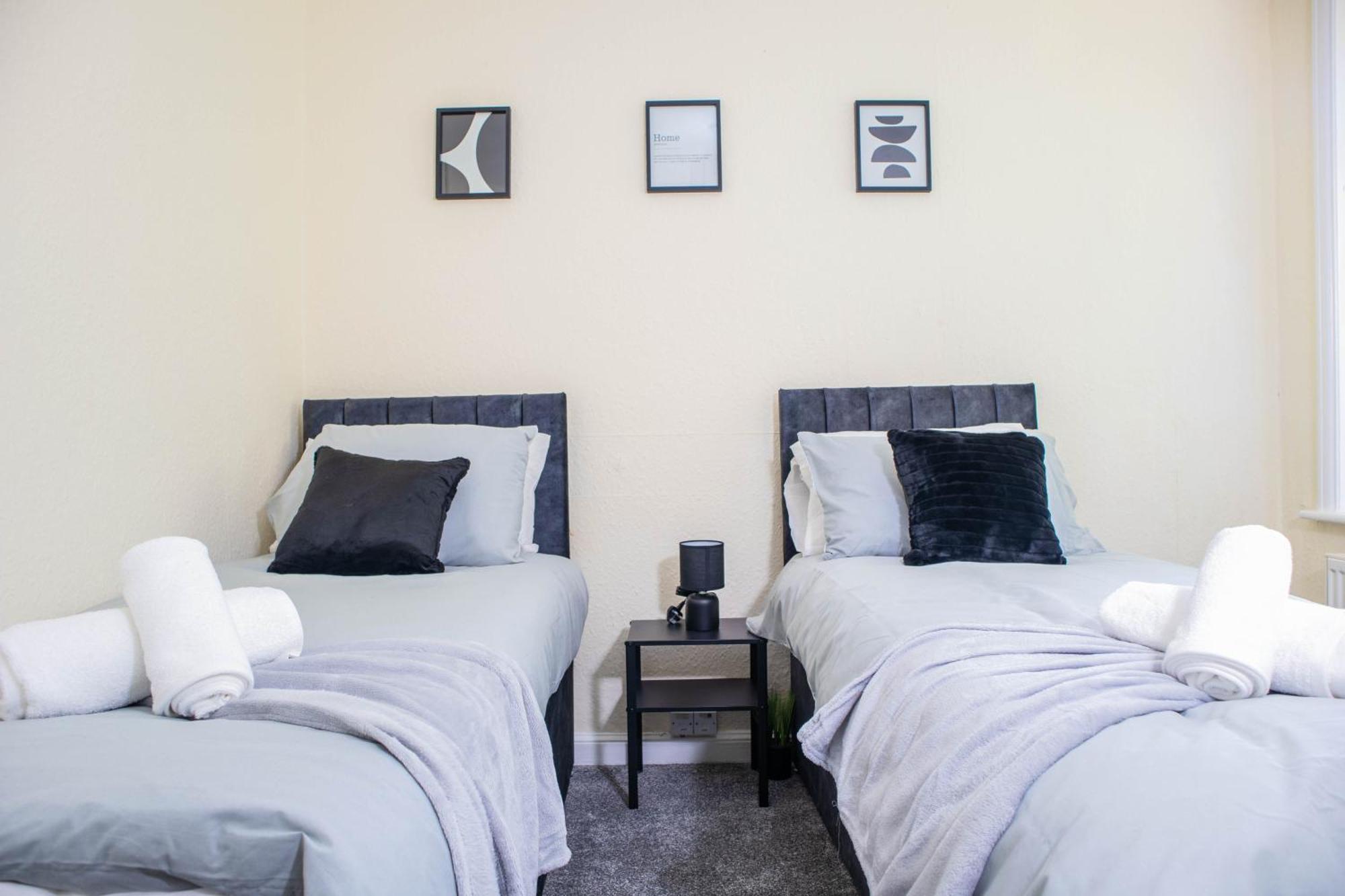 3 Bedroom House - Free Parking-hospital-contractors-families