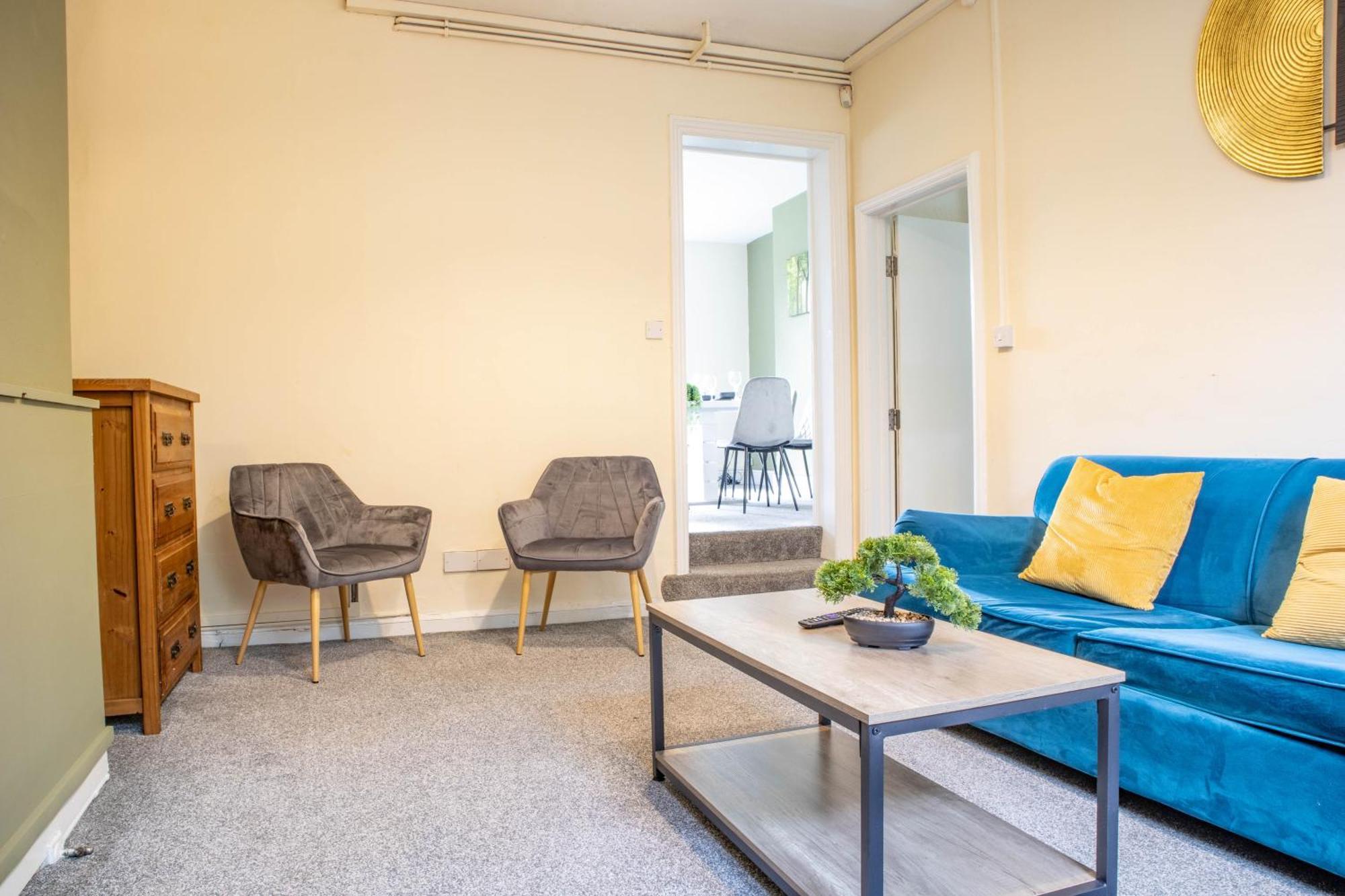 3 Bedroom House - Free Parking-hospital-contractors-families Apartment *