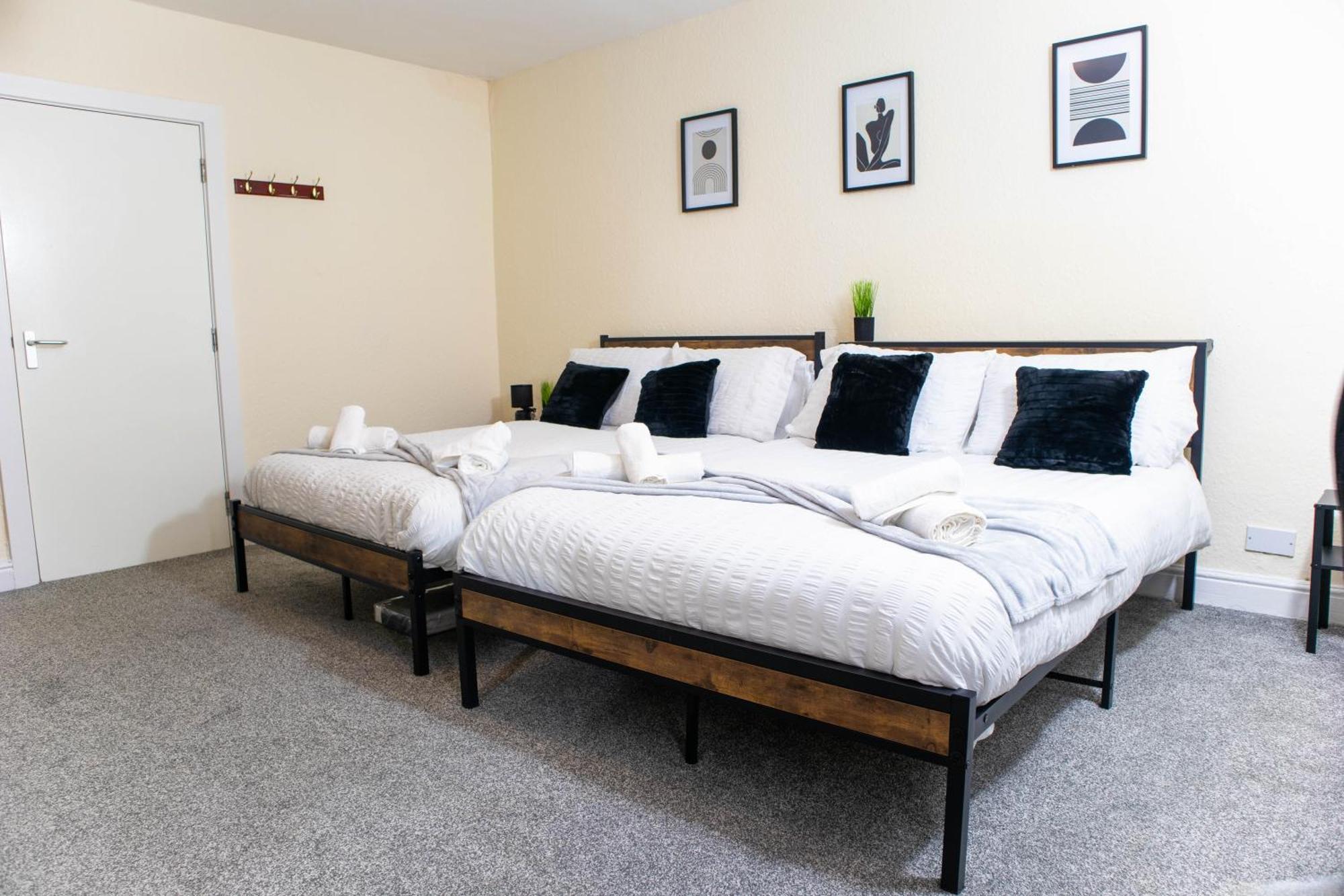 3 Bedroom House - Free Parking-hospital-contractors-families Apartment Leeds (West Yorkshire)