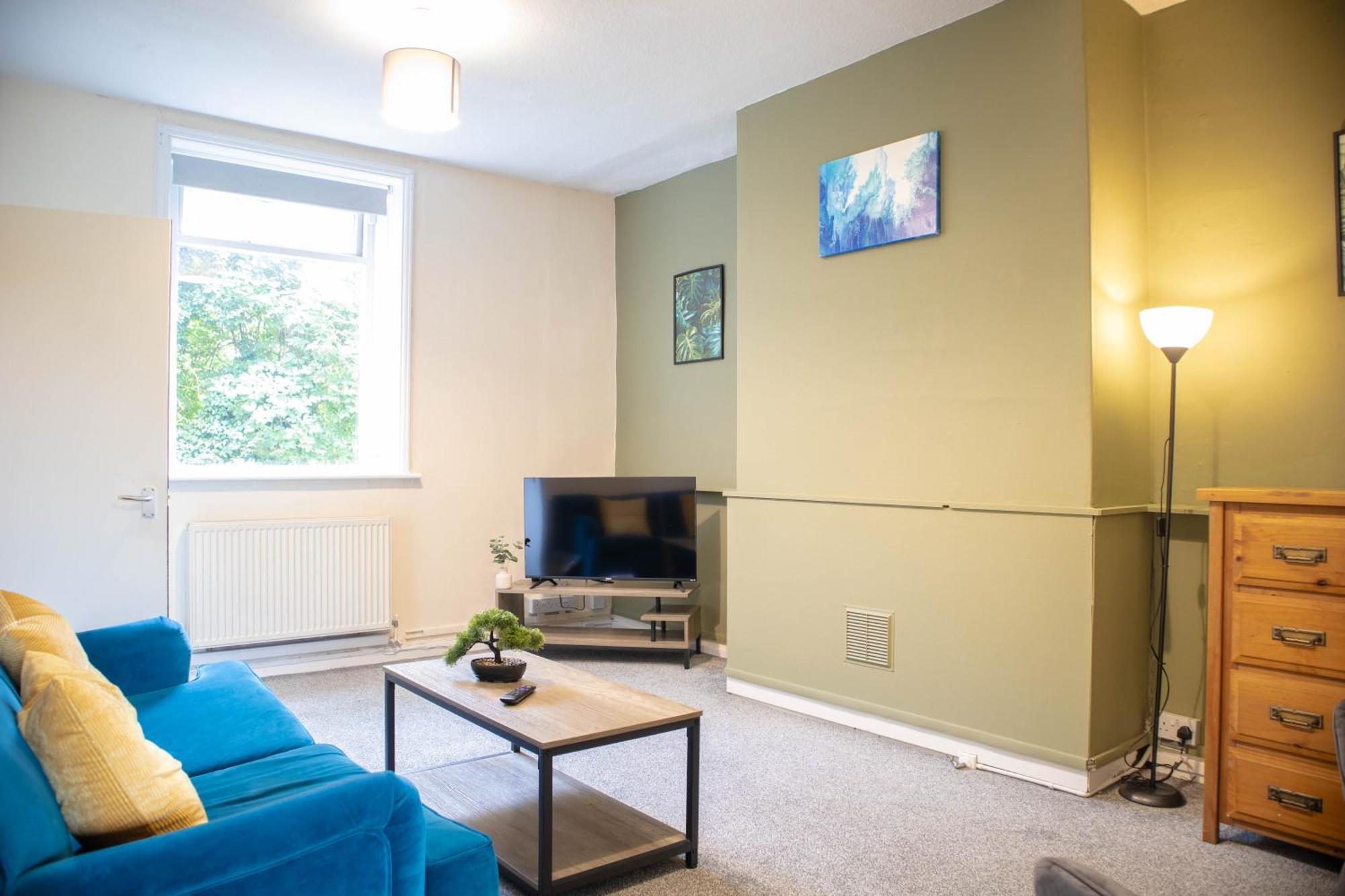 3 Bedroom House - Free Parking-hospital-contractors-families Apartment