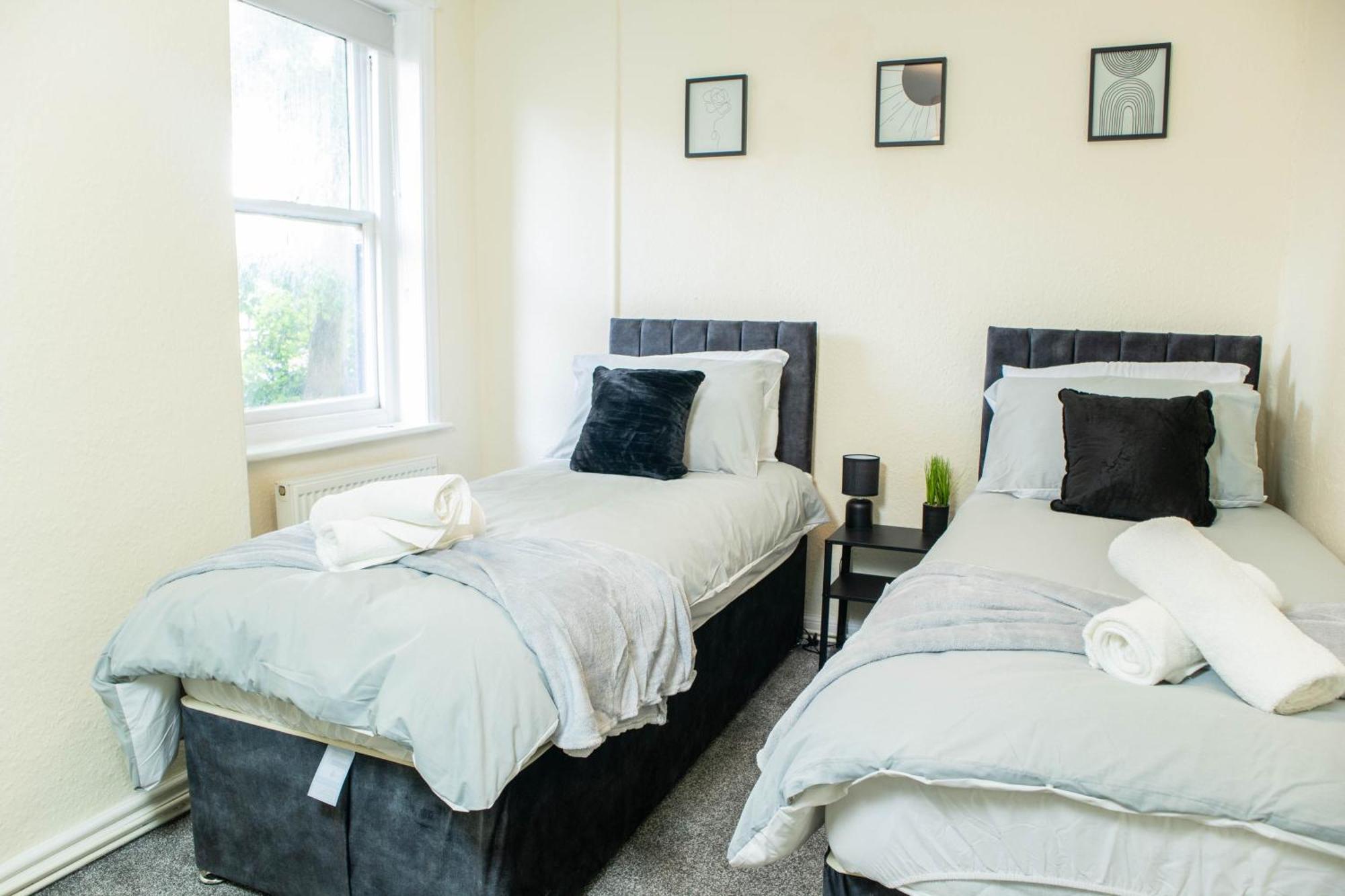 3 Bedroom House - Free Parking-hospital-contractors-families Apartment *