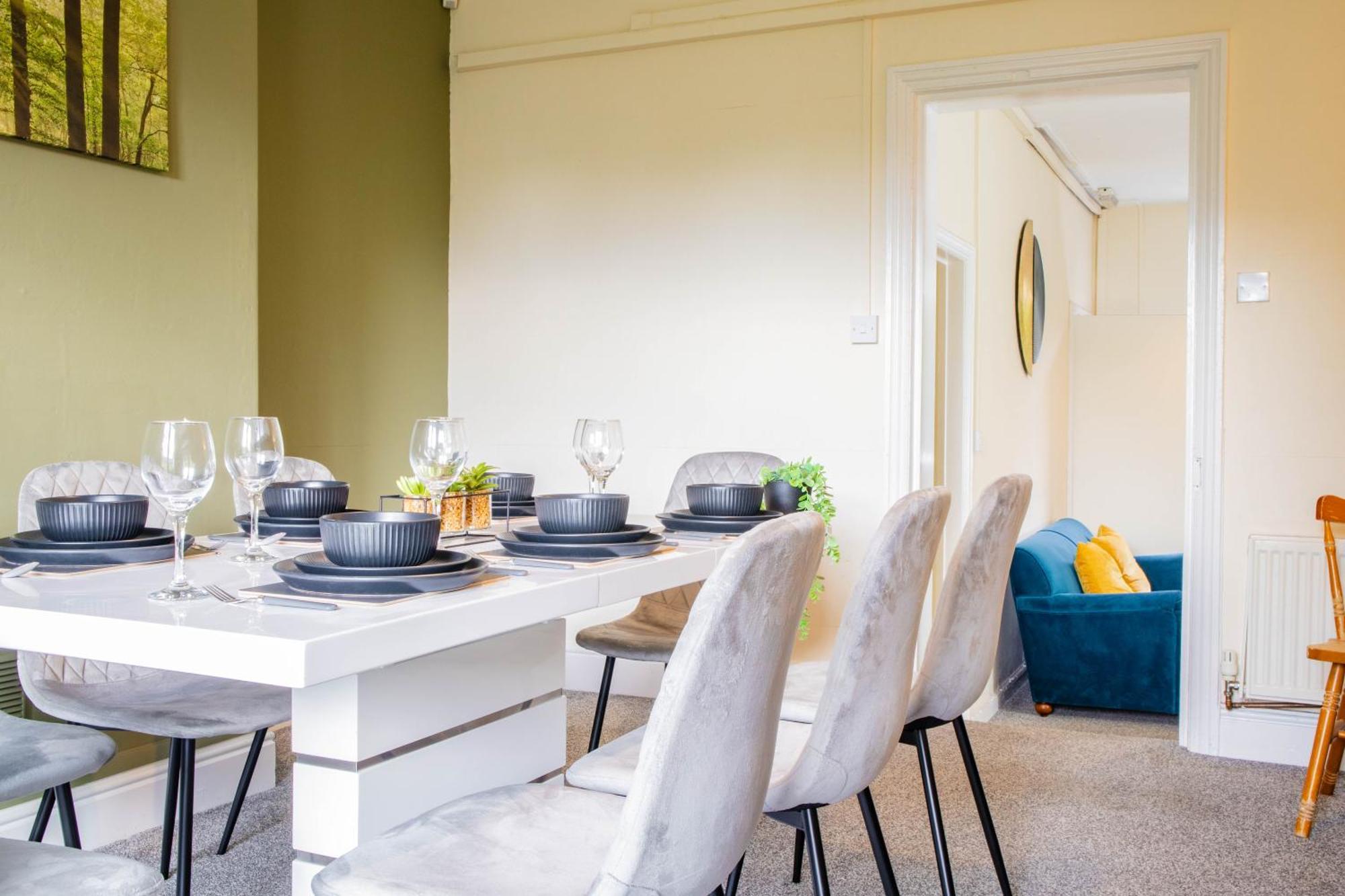 Apartment 3 Bedroom House - Free Parking-hospital-contractors-families *
