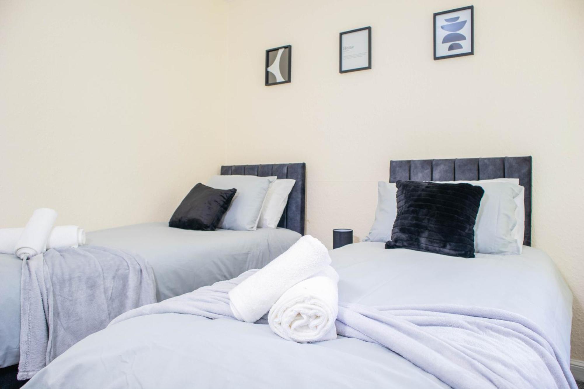 3 Bedroom House - Free Parking-hospital-contractors-families *
