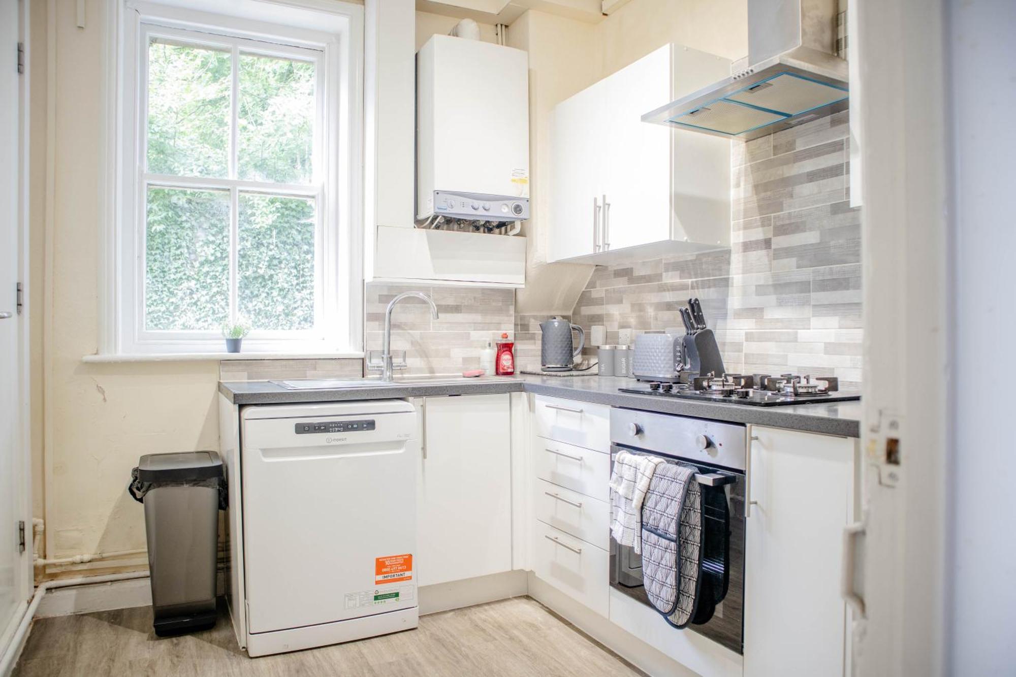 3 Bedroom House - Free Parking-hospital-contractors-families Leeds (West Yorkshire)