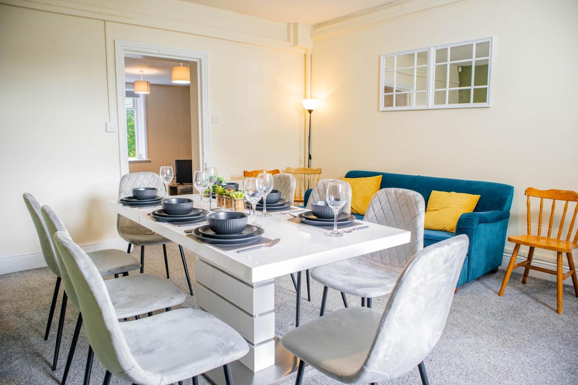 Apartment 3 Bedroom House - Free Parking-hospital-contractors-families