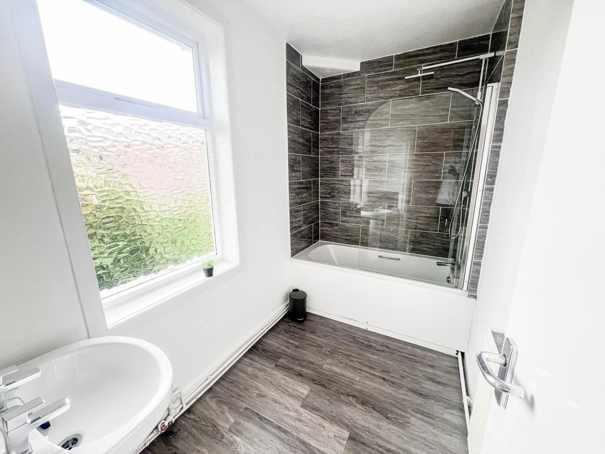 3 Bedroom House - Free Parking-hospital-contractors-families Apartment *