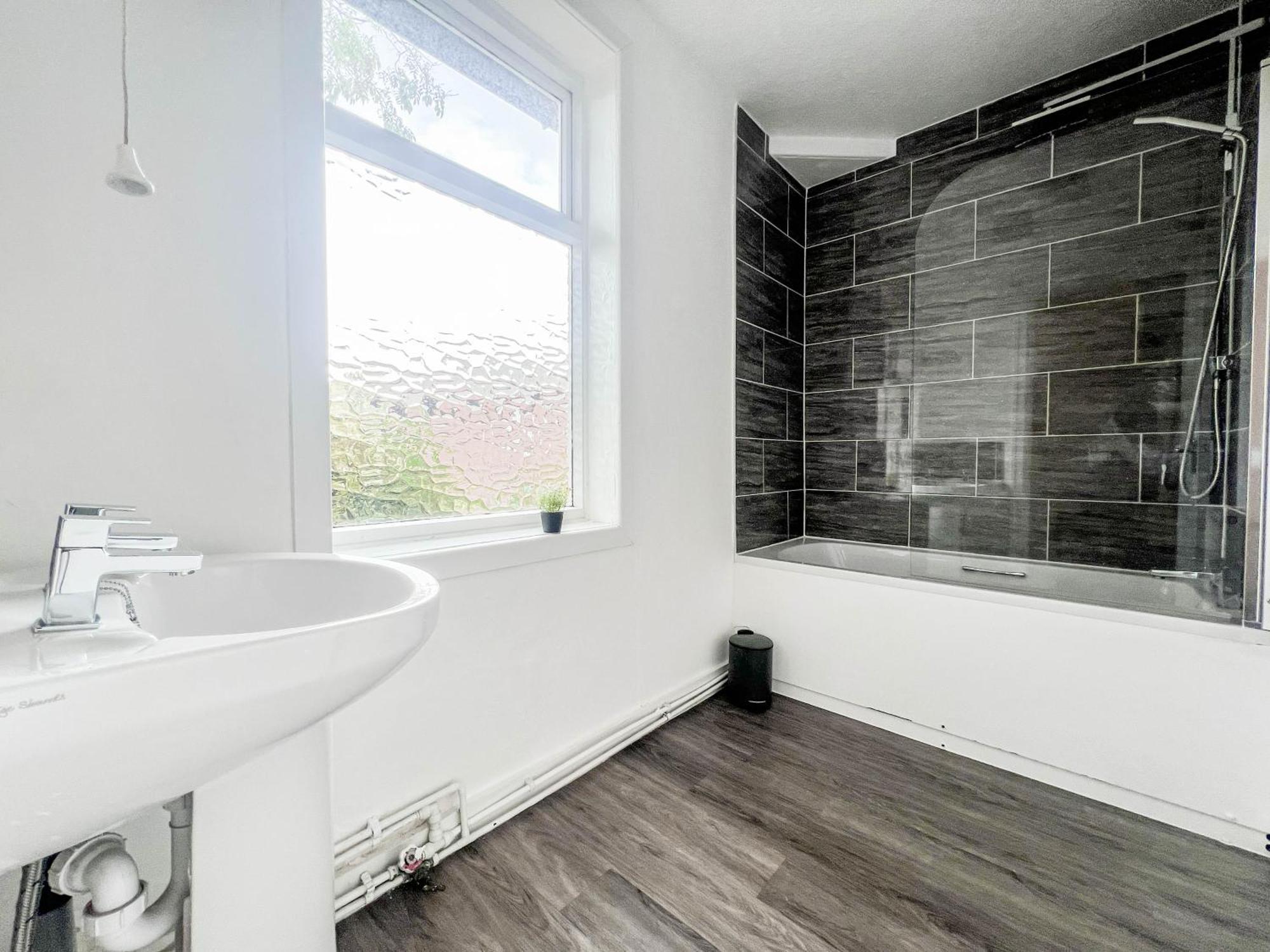 Apartment 3 Bedroom House - Free Parking-hospital-contractors-families *