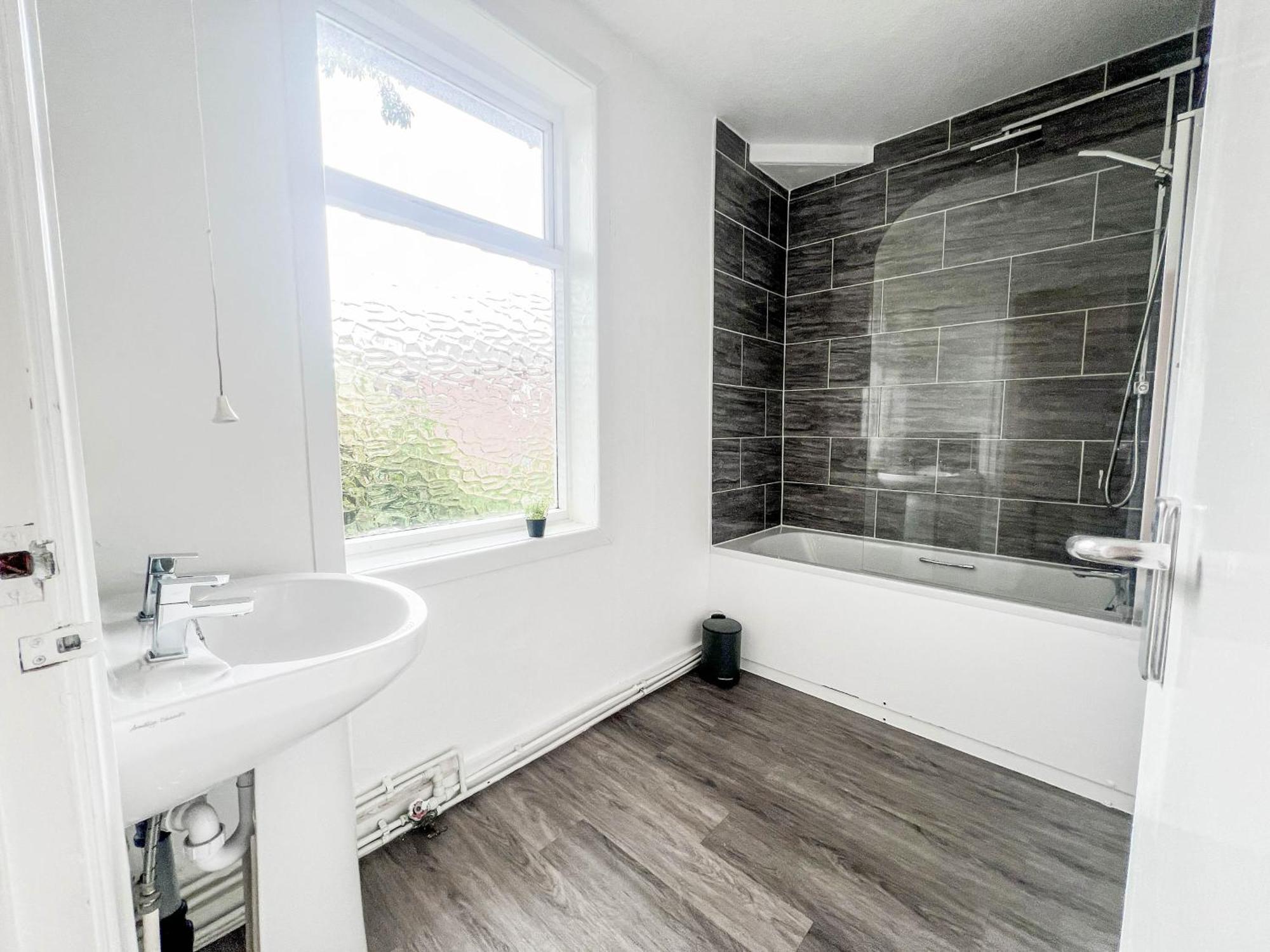 3 Bedroom House - Free Parking-hospital-contractors-families Leeds (West Yorkshire)