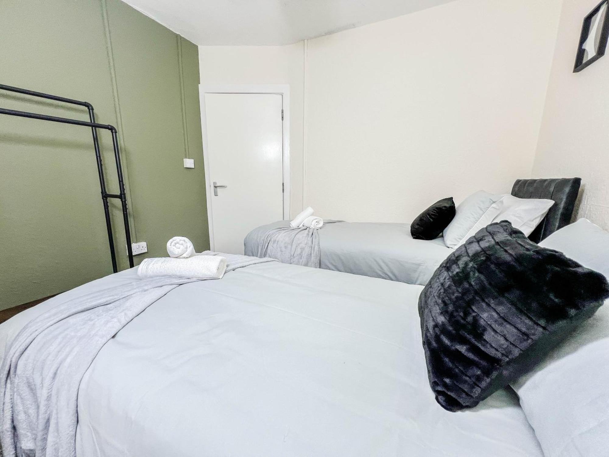 3 Bedroom House - Free Parking-hospital-contractors-families Apartment