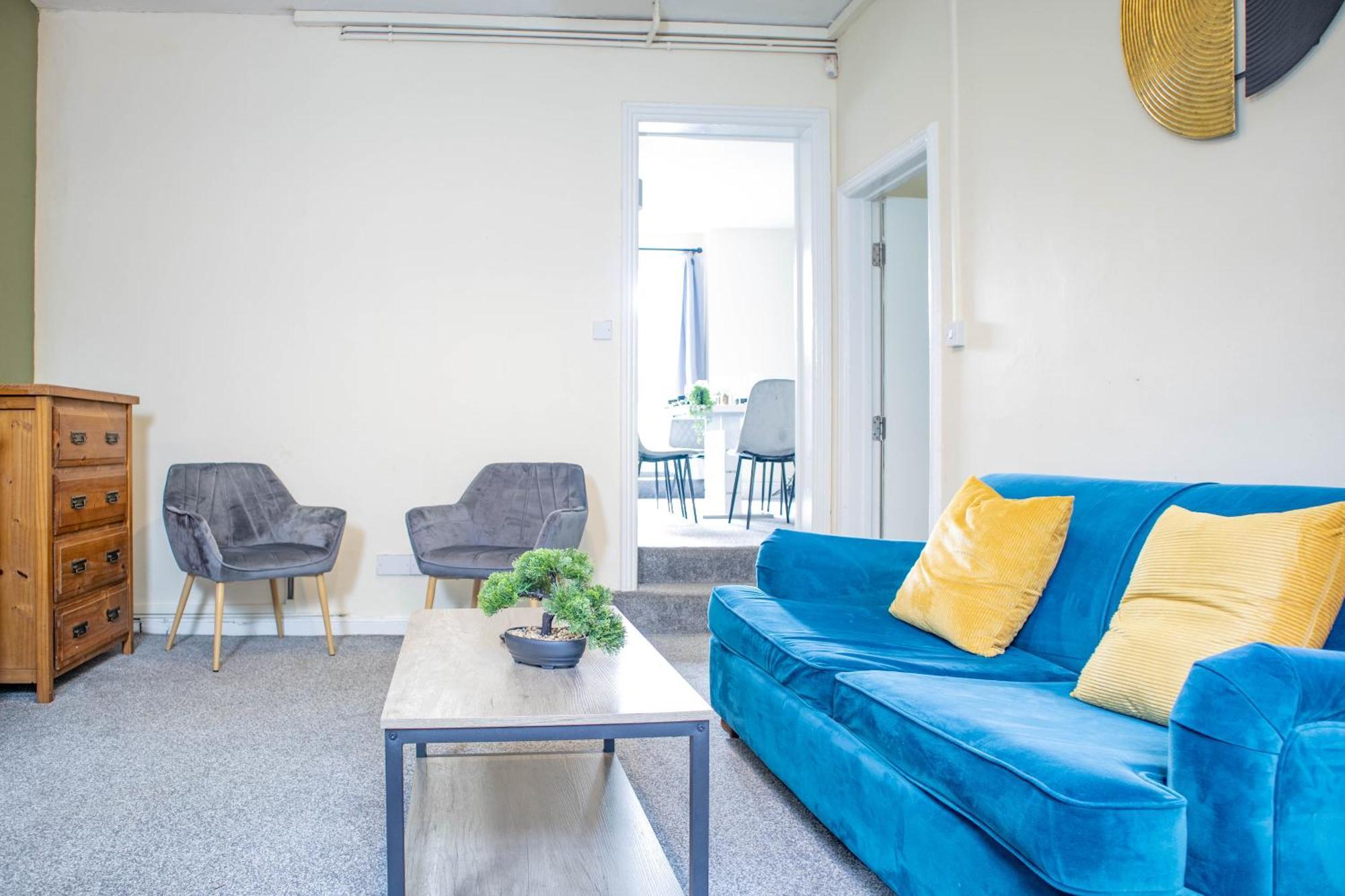 Apartment 3 Bedroom House - Free Parking-hospital-contractors-families