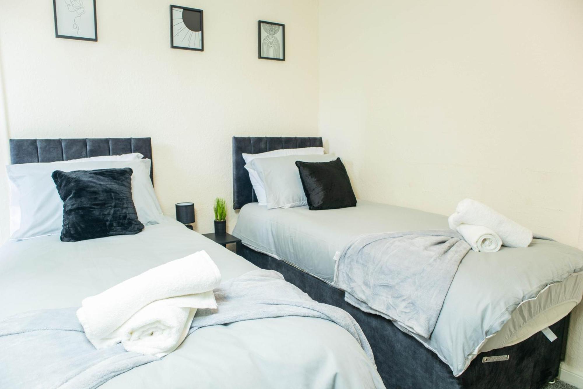 3 Bedroom House - Free Parking-hospital-contractors-families