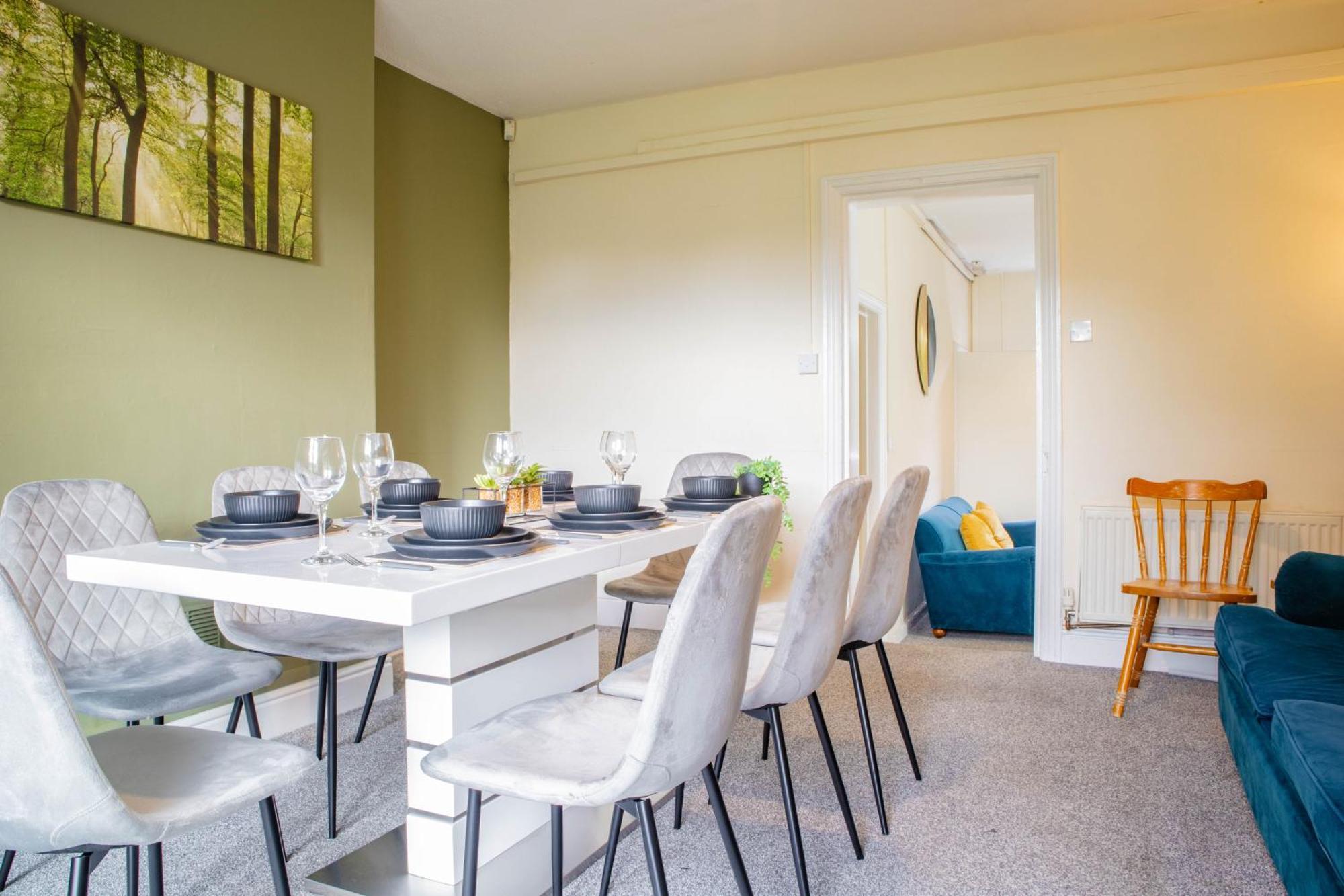 3 Bedroom House - Free Parking-hospital-contractors-families Apartment