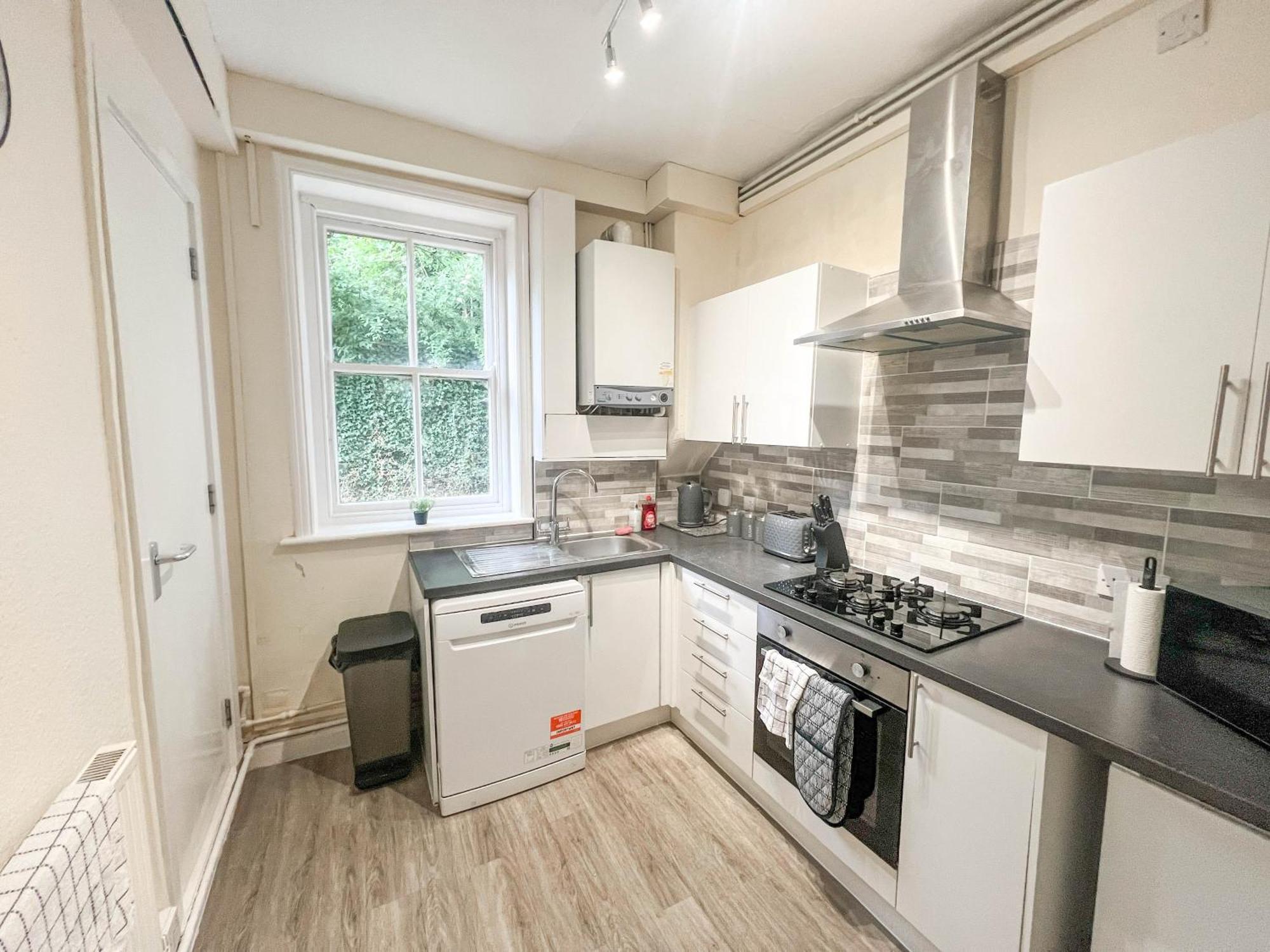 3 Bedroom House - Free Parking-hospital-contractors-families Apartment *