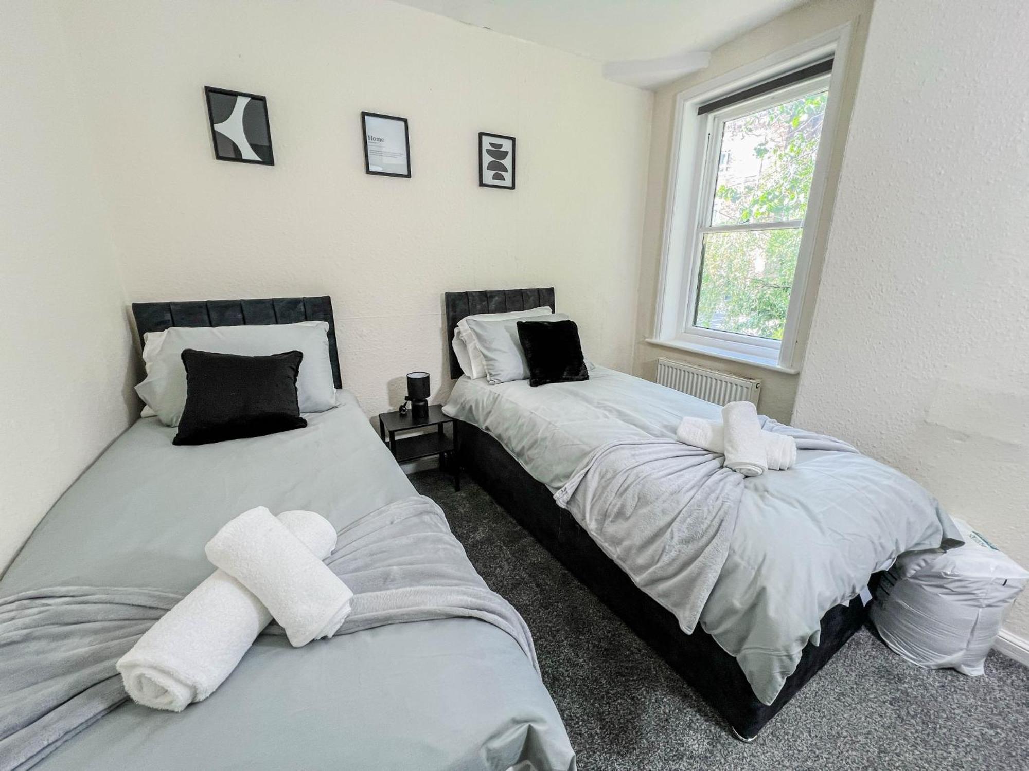 Apartment 3 Bedroom House - Free Parking-hospital-contractors-families *